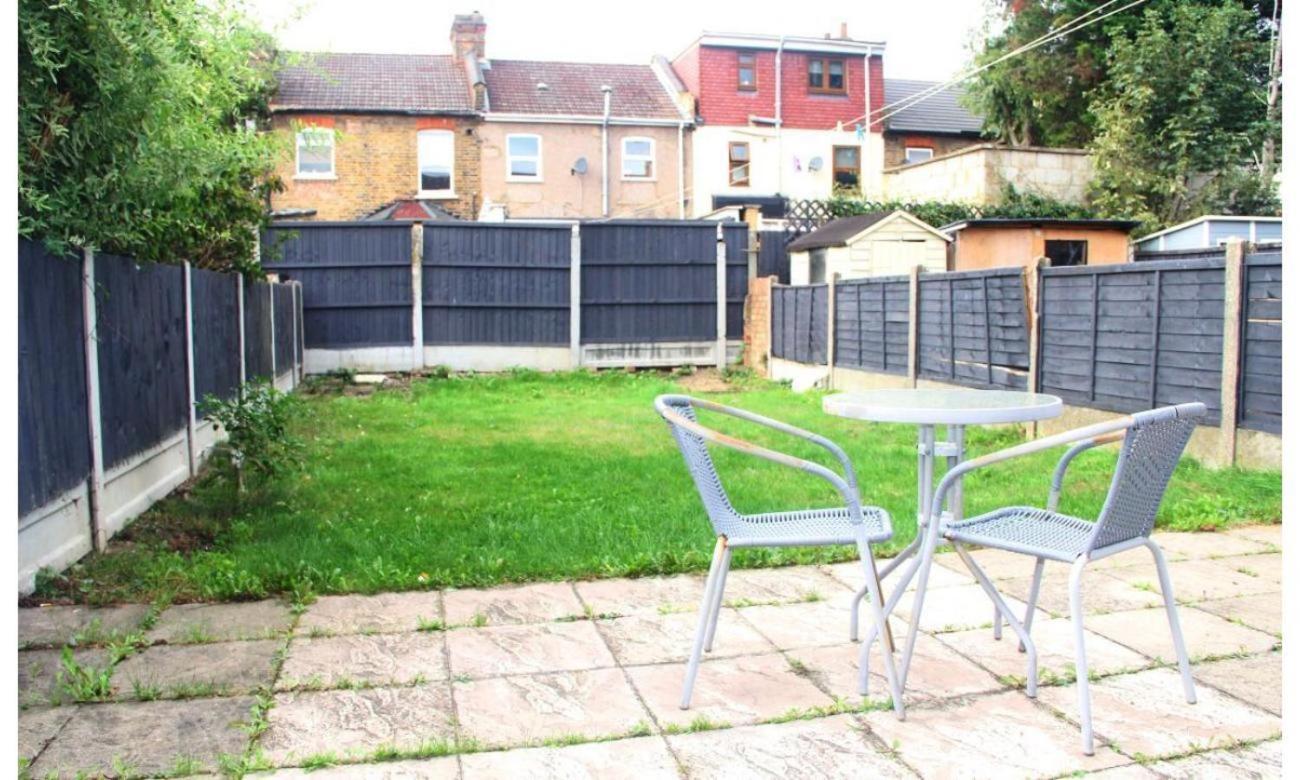 3 Bedroom House,4beds, 2 Baths Ilford ,12 Mins To Stratford Casa de Férias