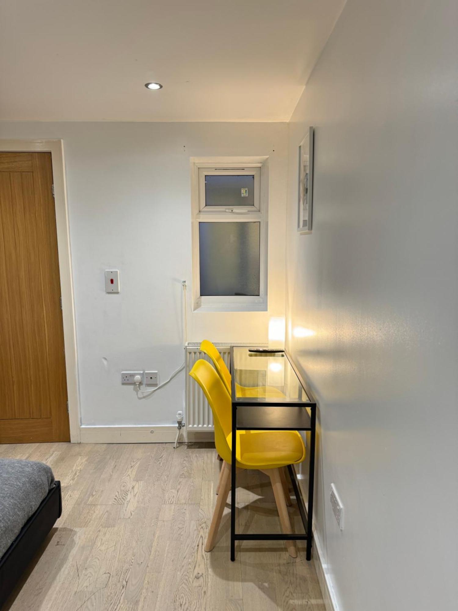 Guest house Cozy En-suite Near Stratford *