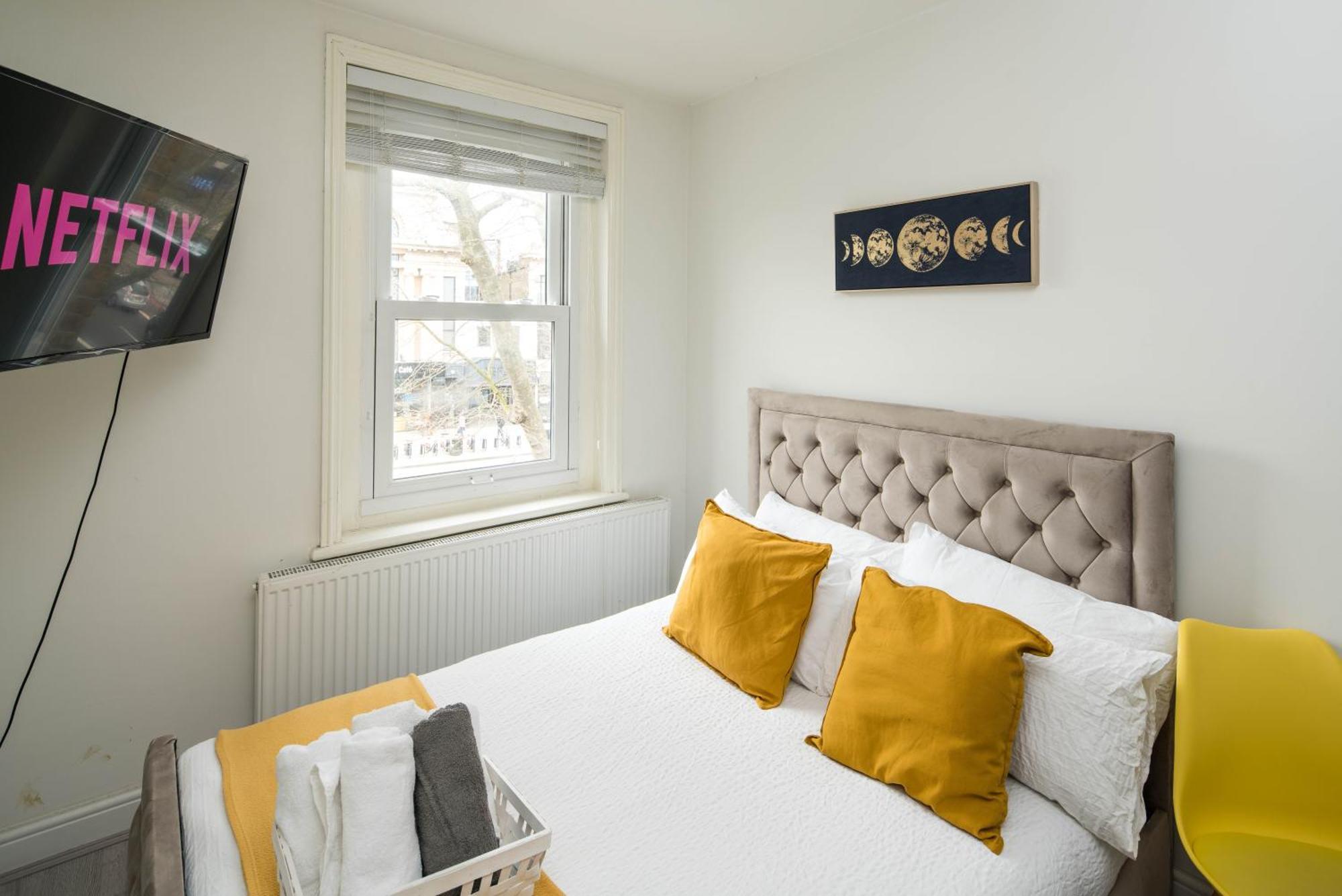 Spacious For Up To 4! Sofa Bed *