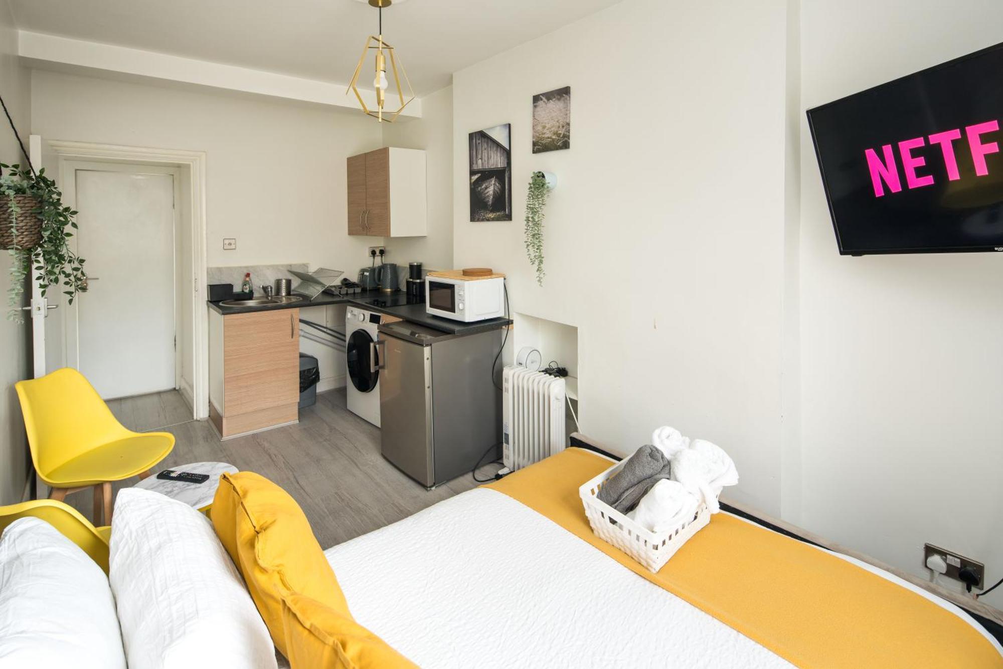Spacious For Up To 4! Sofa Bed *