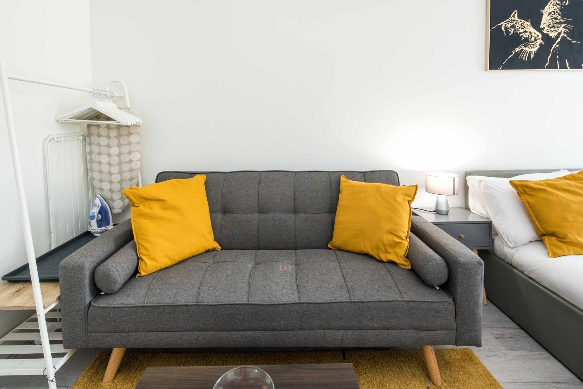 Spacious For Up To 4! Sofa Bed * London
