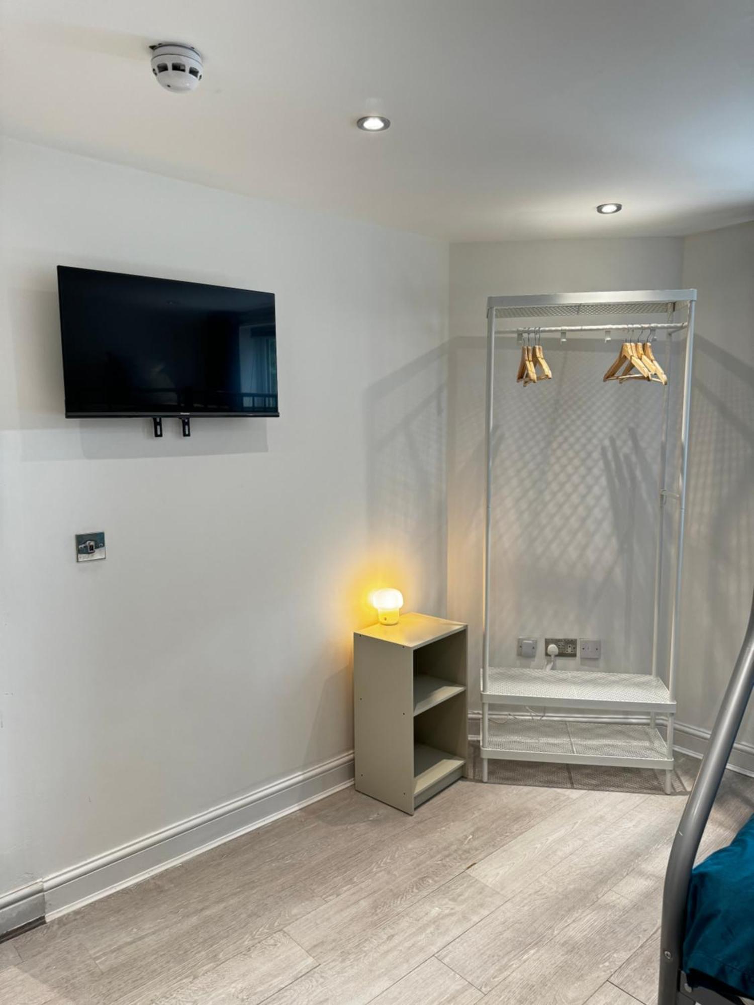 En-suite Bedroom For Up To 4! Sofa Bed - Near Stratford Londen