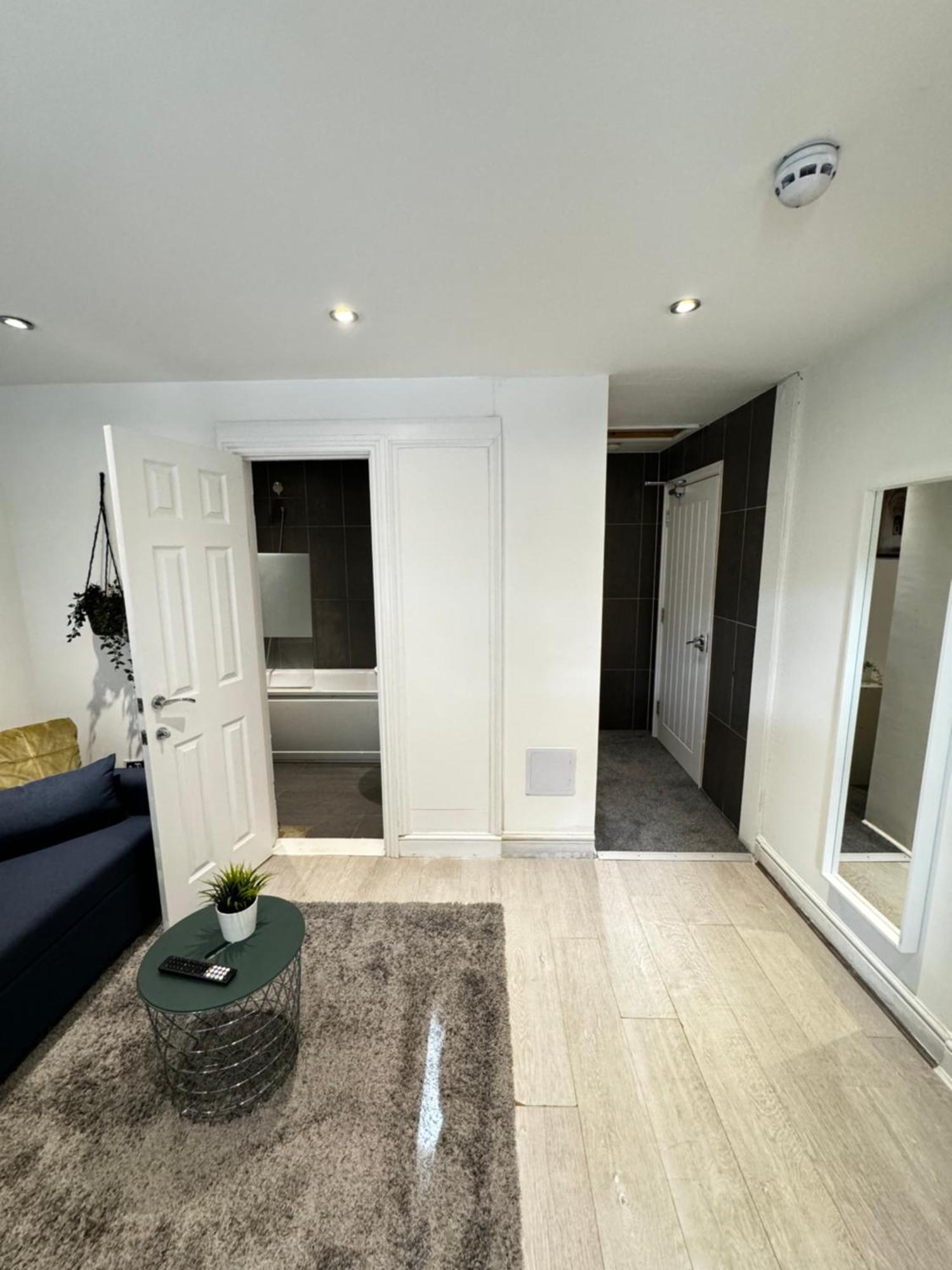 En-suite Bedroom For Up To 4! Sofa Bed - Near Stratford Gasthuis Londen