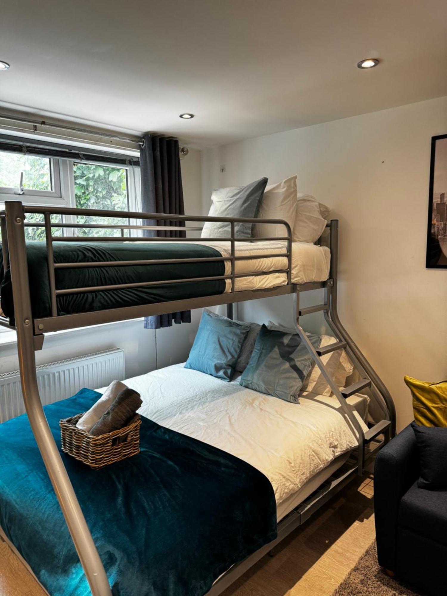 En-suite Bedroom For Up To 4! Sofa Bed - Near Stratford Gasthuis Londen