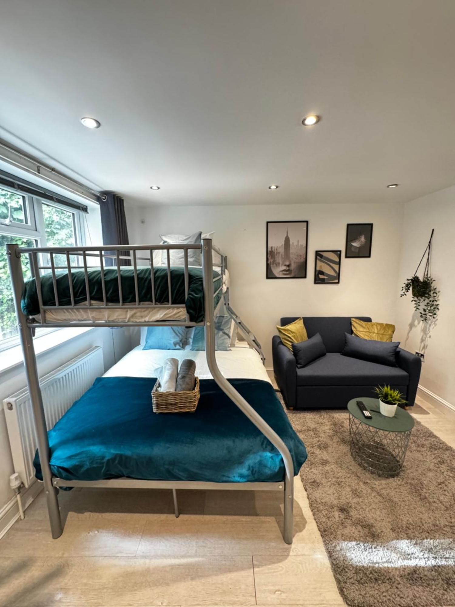 En-suite Bedroom For Up To 4! Sofa Bed - Near Stratford * Londen