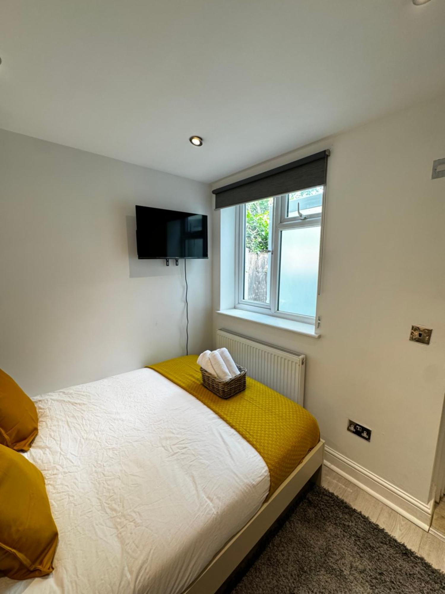 En-suite Bedroom For Up To 4! Sofa Bed - Near Stratford
