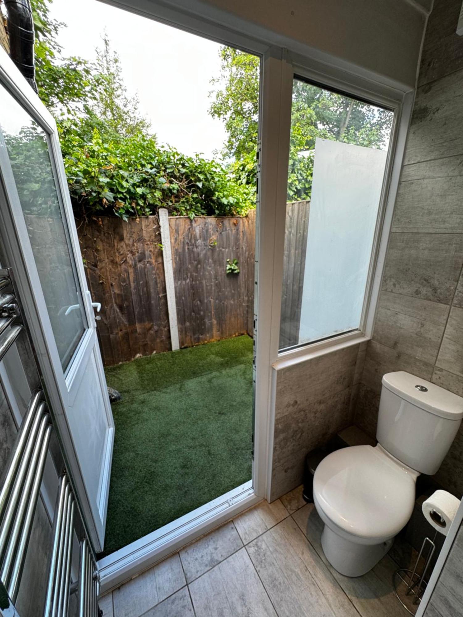 En-suite Bedroom For Up To 4! Sofa Bed - Near Stratford * Londen