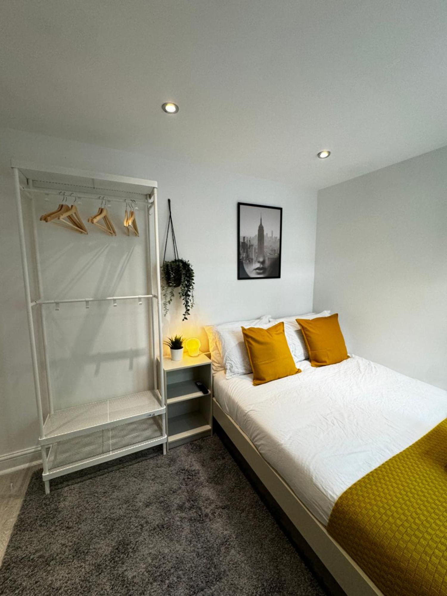 En-suite Bedroom For Up To 4! Sofa Bed - Near Stratford Londen
