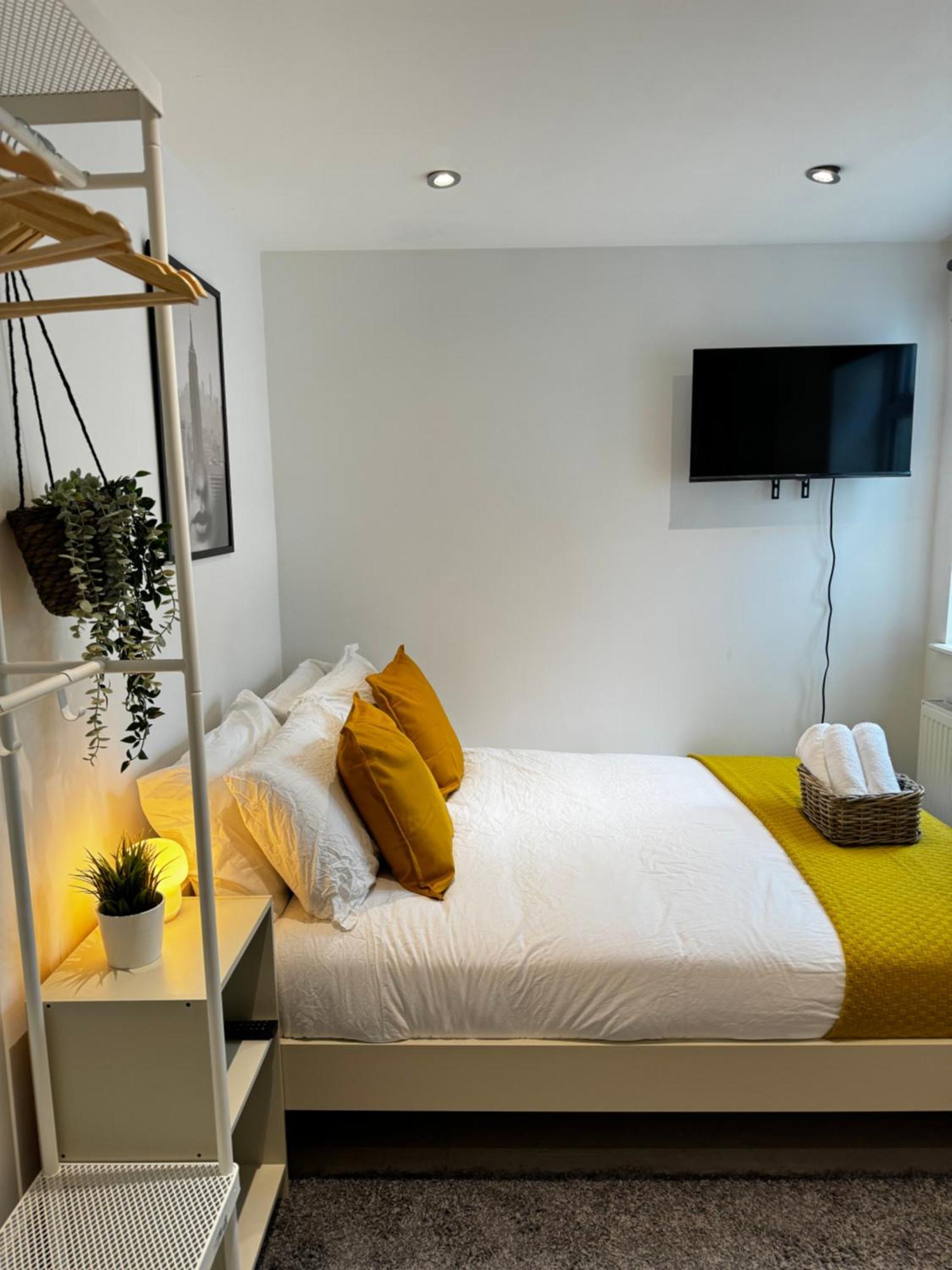 En-suite Bedroom For Up To 4! Sofa Bed - Near Stratford Londen