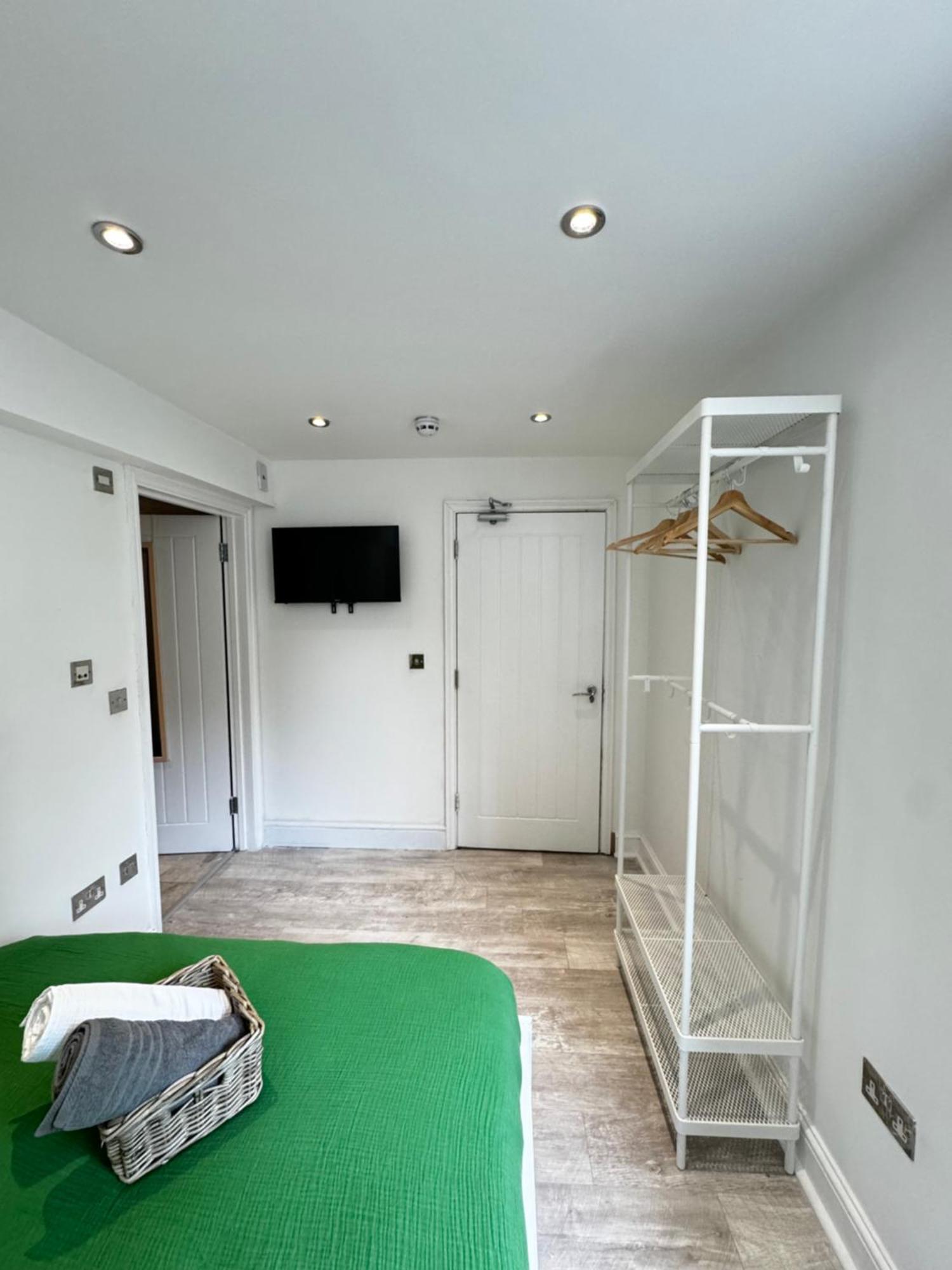 En-suite Bedroom For Up To 4! Sofa Bed - Near Stratford * Londen