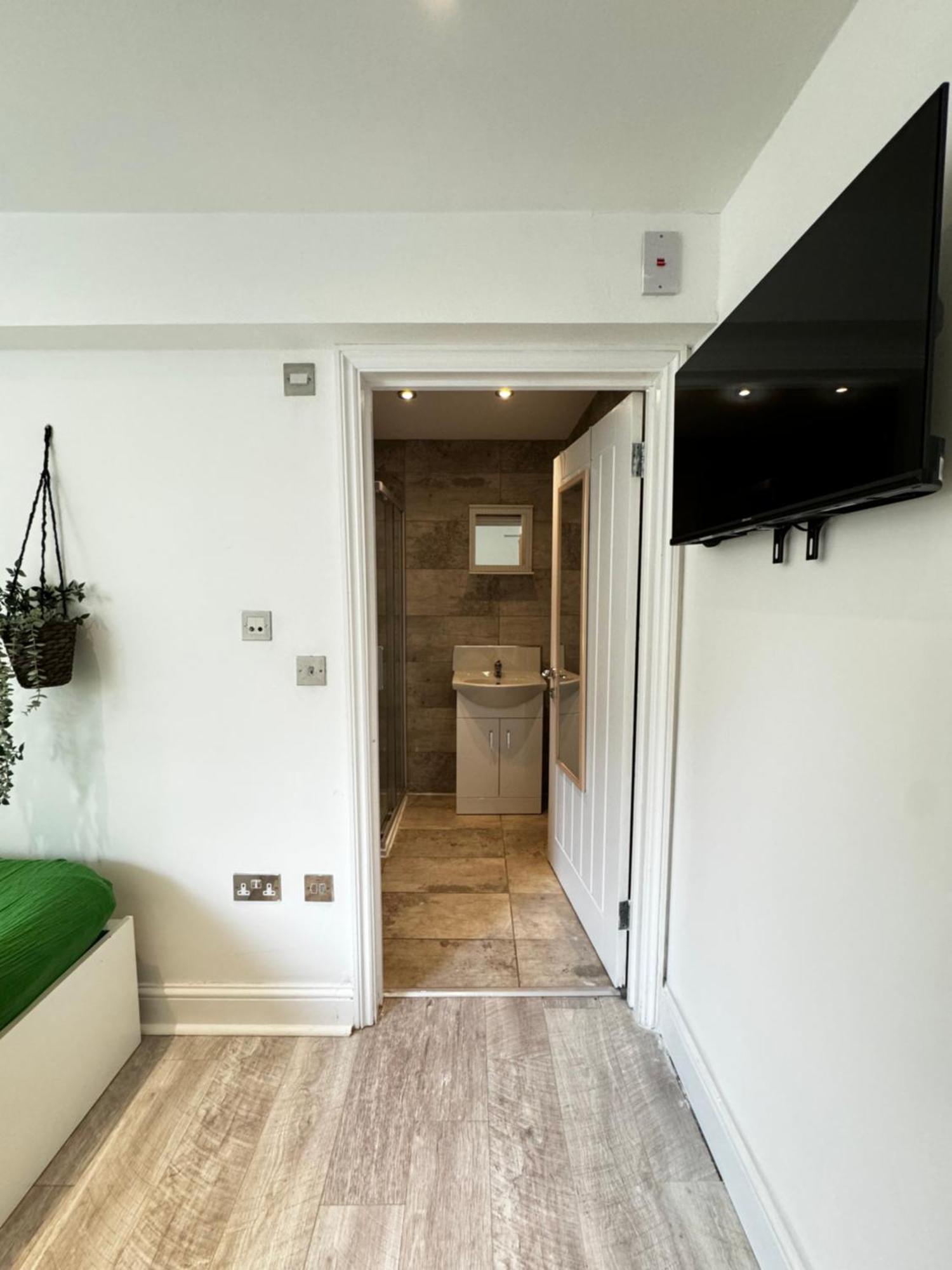 Gasthuis En-suite Bedroom For Up To 4! Sofa Bed - Near Stratford Londen