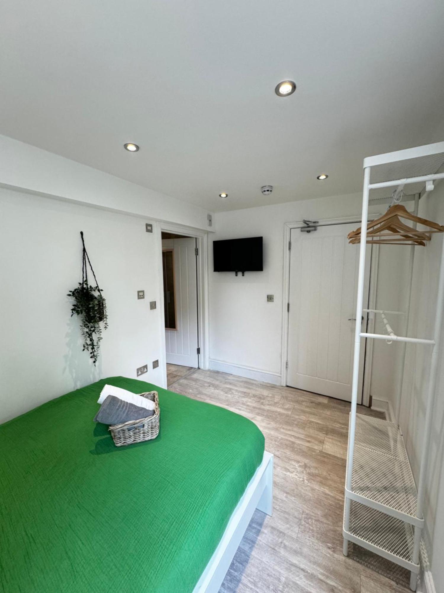 En-suite Bedroom For Up To 4! Sofa Bed - Near Stratford Londen