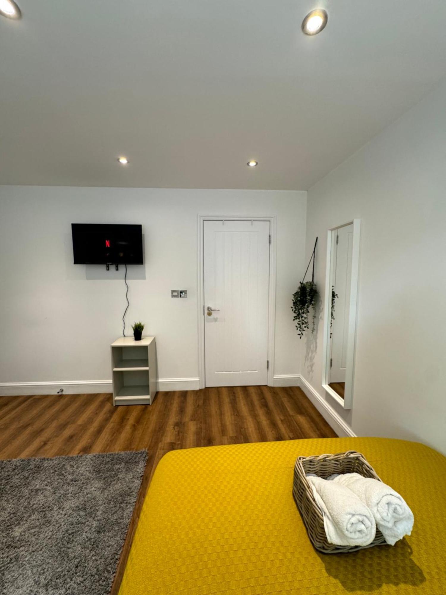 En-suite Bedroom For Up To 4! Sofa Bed - Near Stratford * Londen