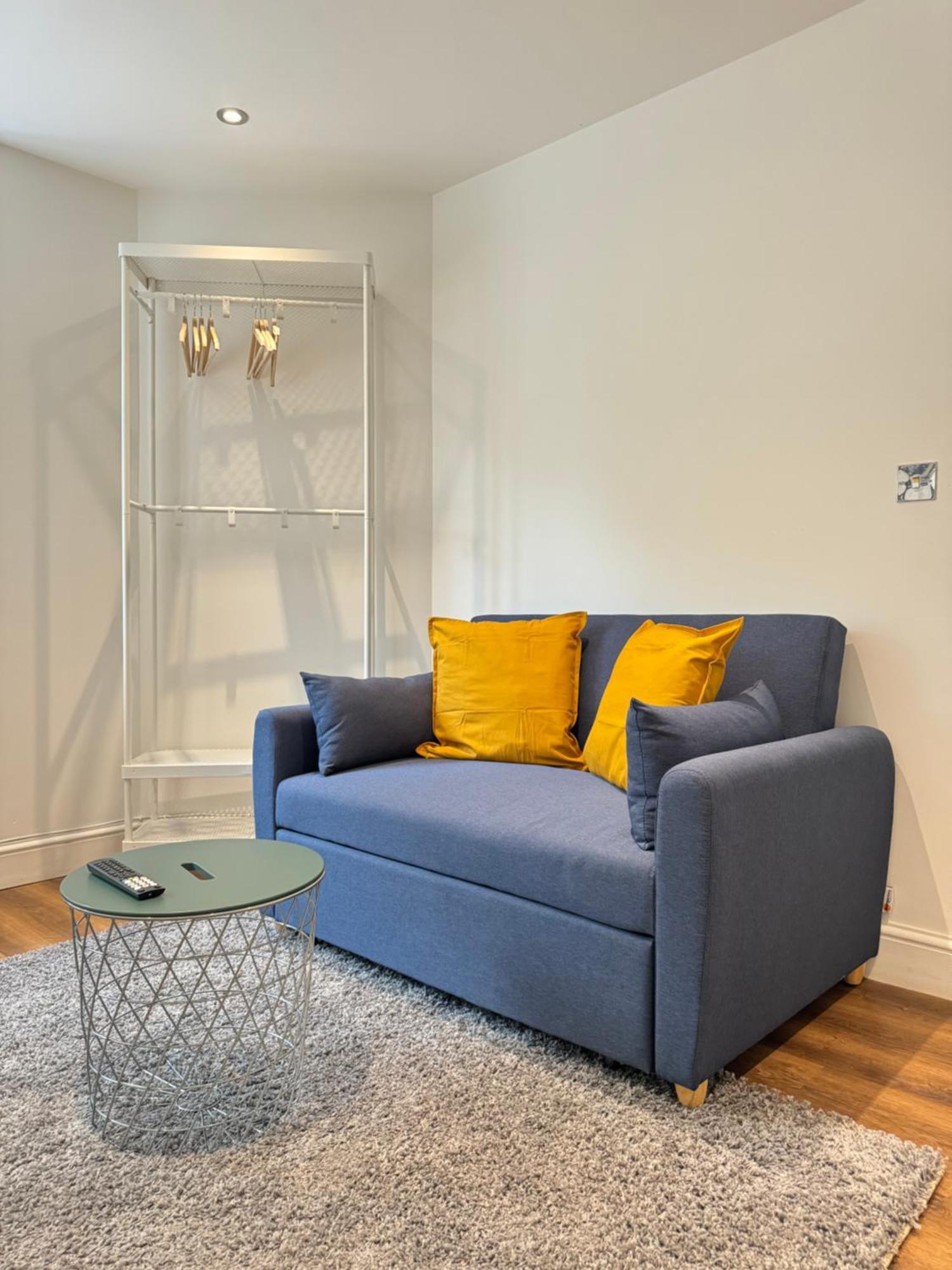 En-suite Bedroom For Up To 4! Sofa Bed - Near Stratford