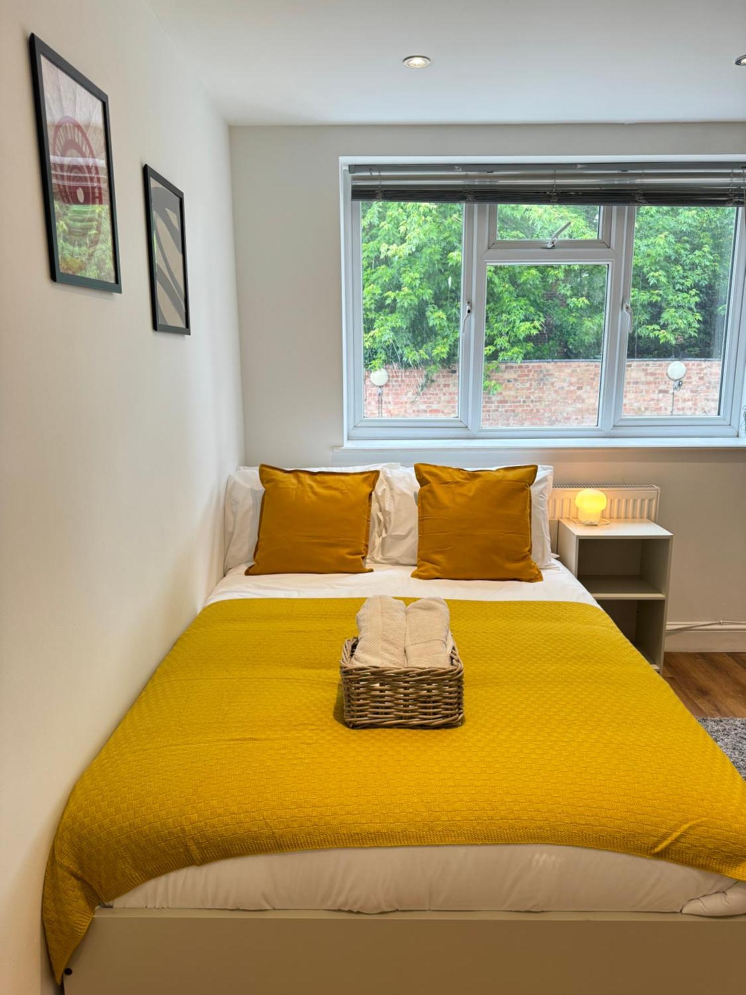 En-suite Bedroom For Up To 4! Sofa Bed - Near Stratford
