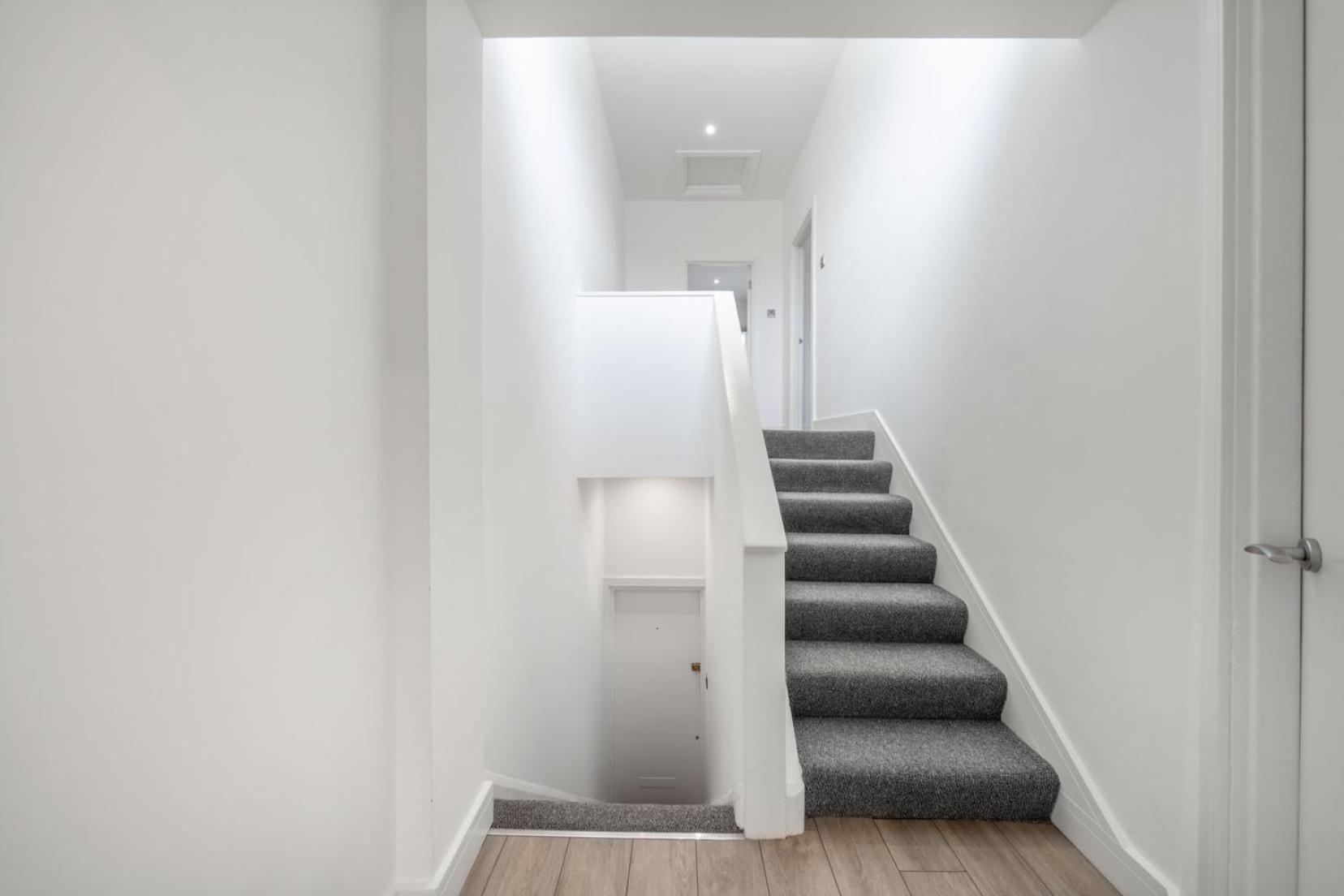 Modern Split Level 2br Spacious Maida Vale *