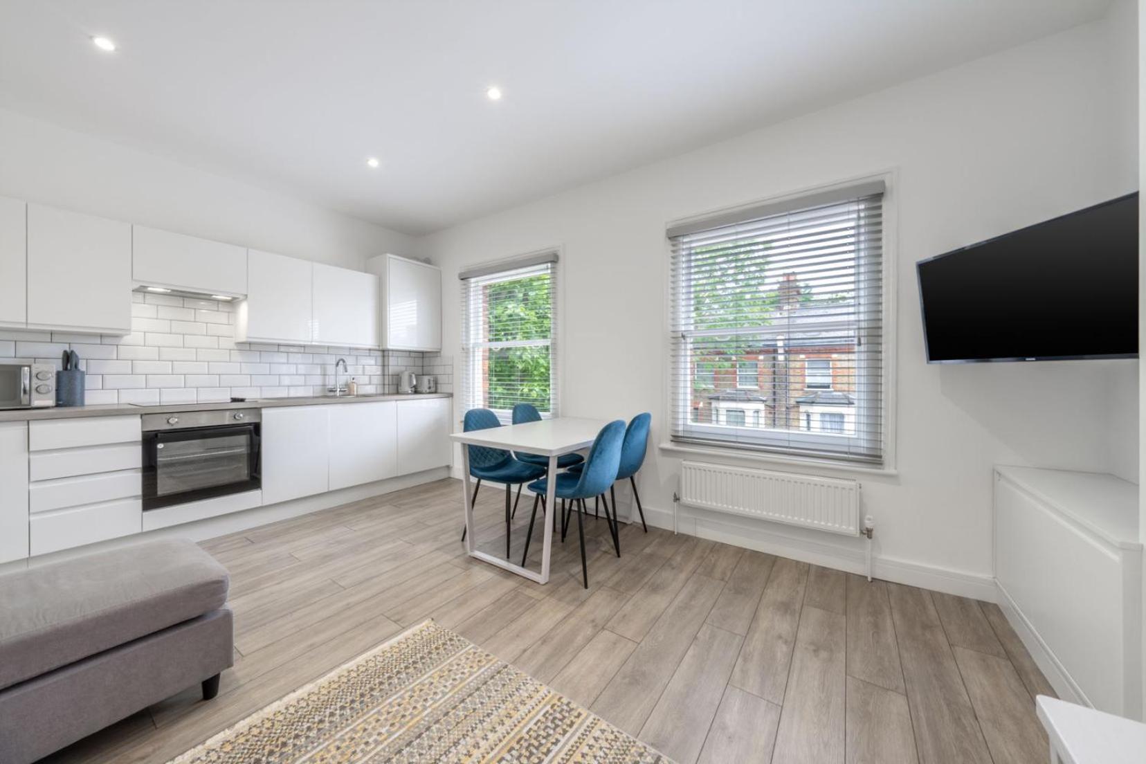 Modern Split Level 2br Spacious Maida Vale *