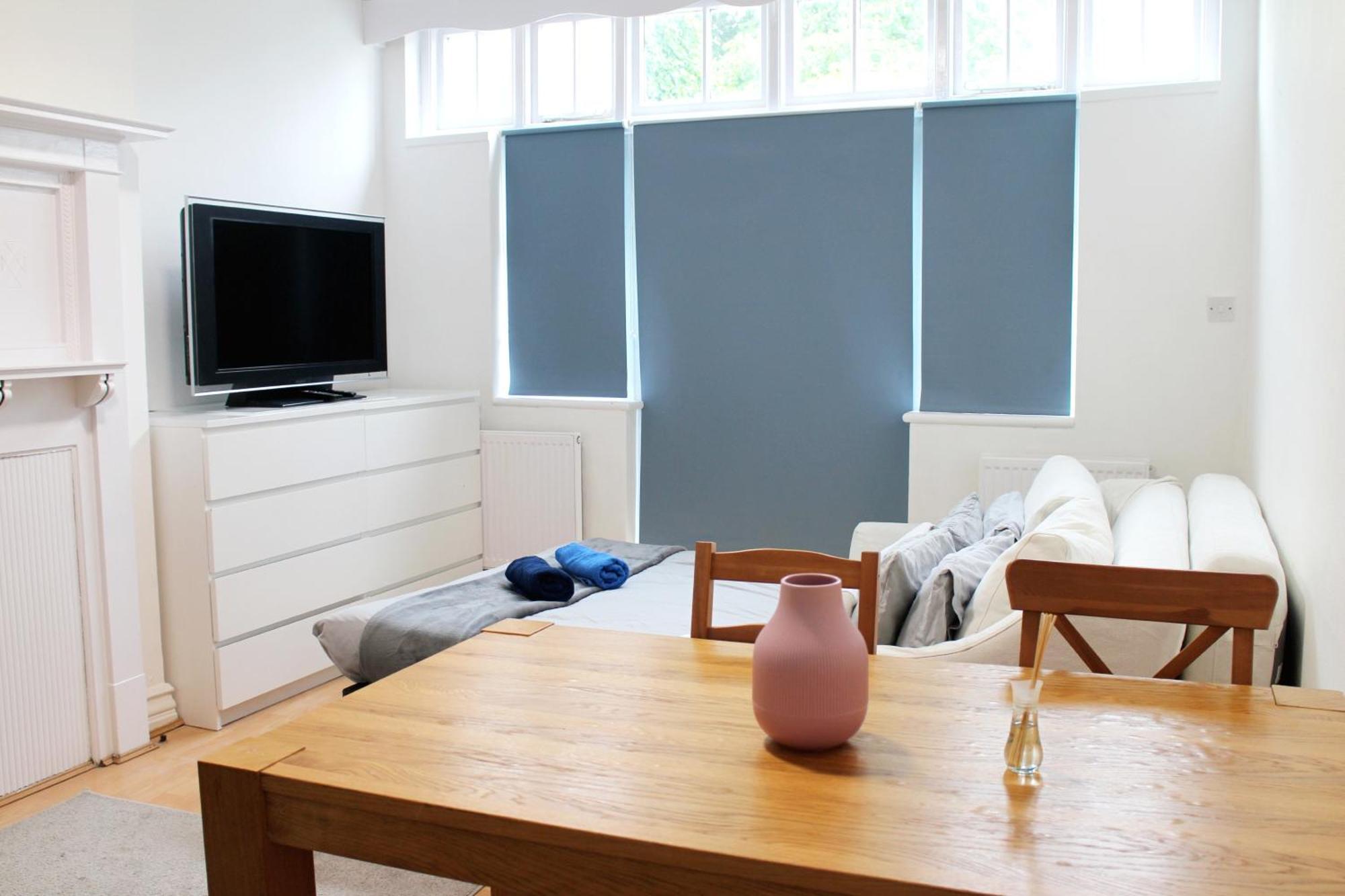 Large Garden On Golders High Road Apartment