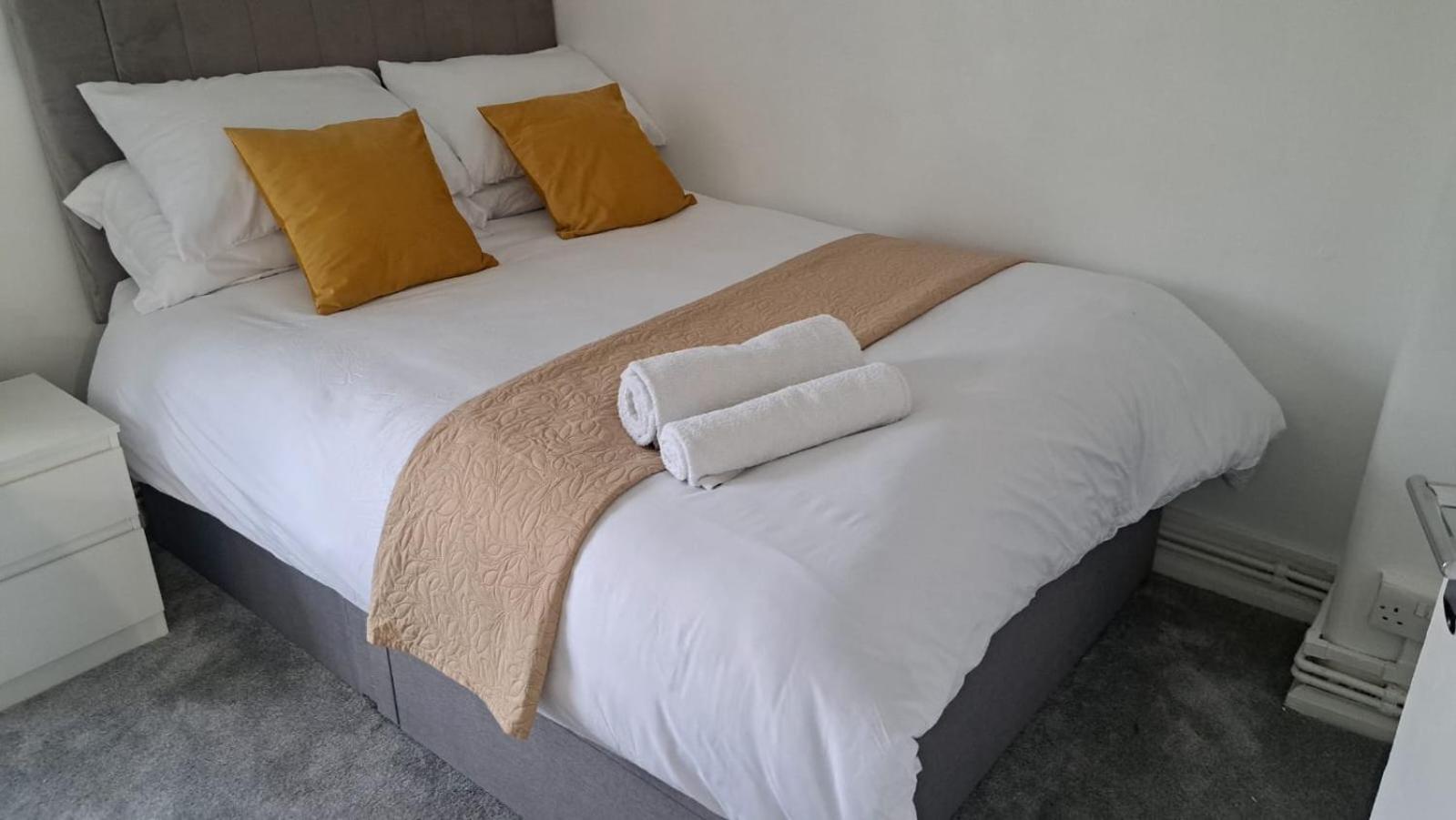 Tooting - Cosy 2 Bedroom House With Garden, 5 Mins Walk To Tube Station Holiday home London