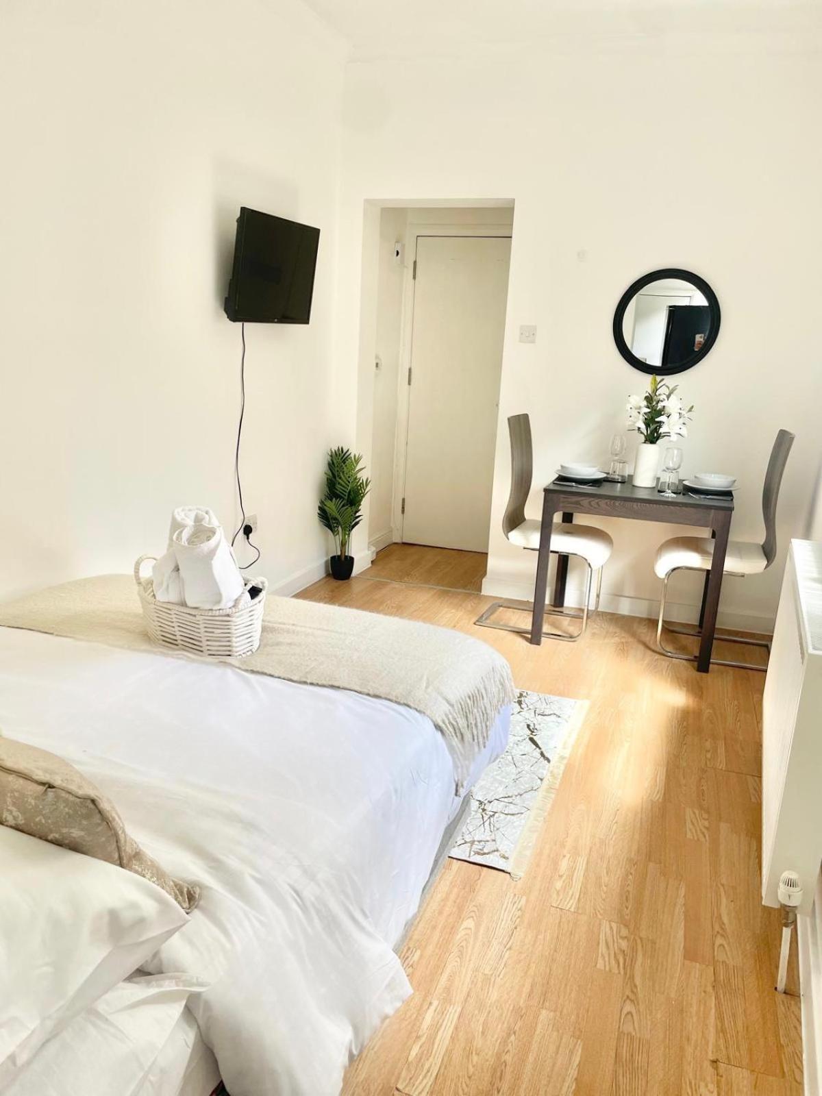 Flat With Private Patio In Stratford