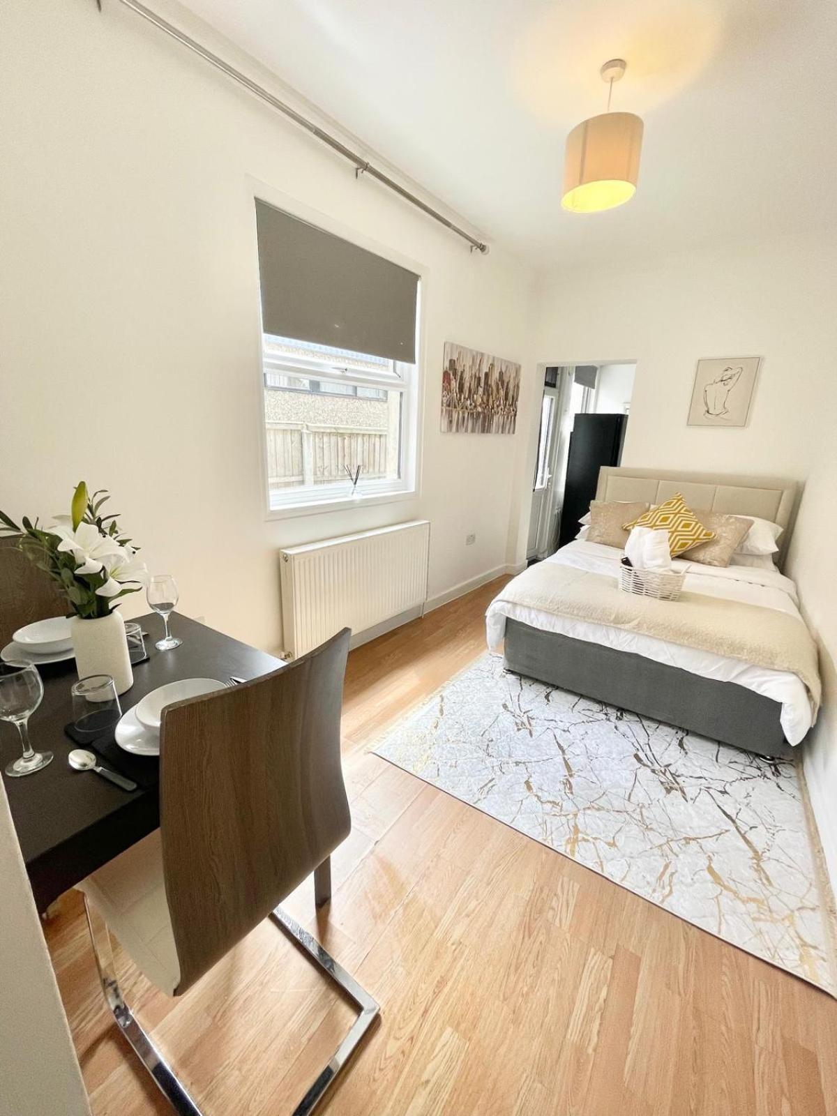 Flat With Private Patio In Stratford