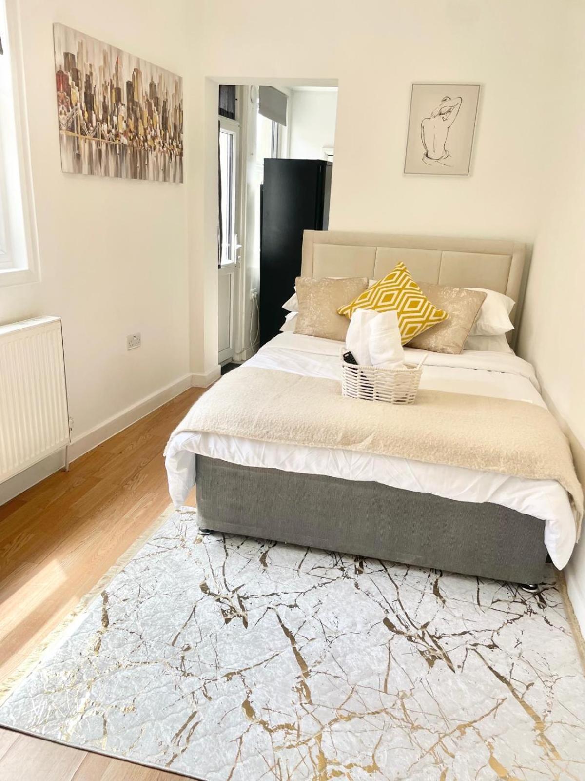 Flat With Private Patio In Stratford Londres