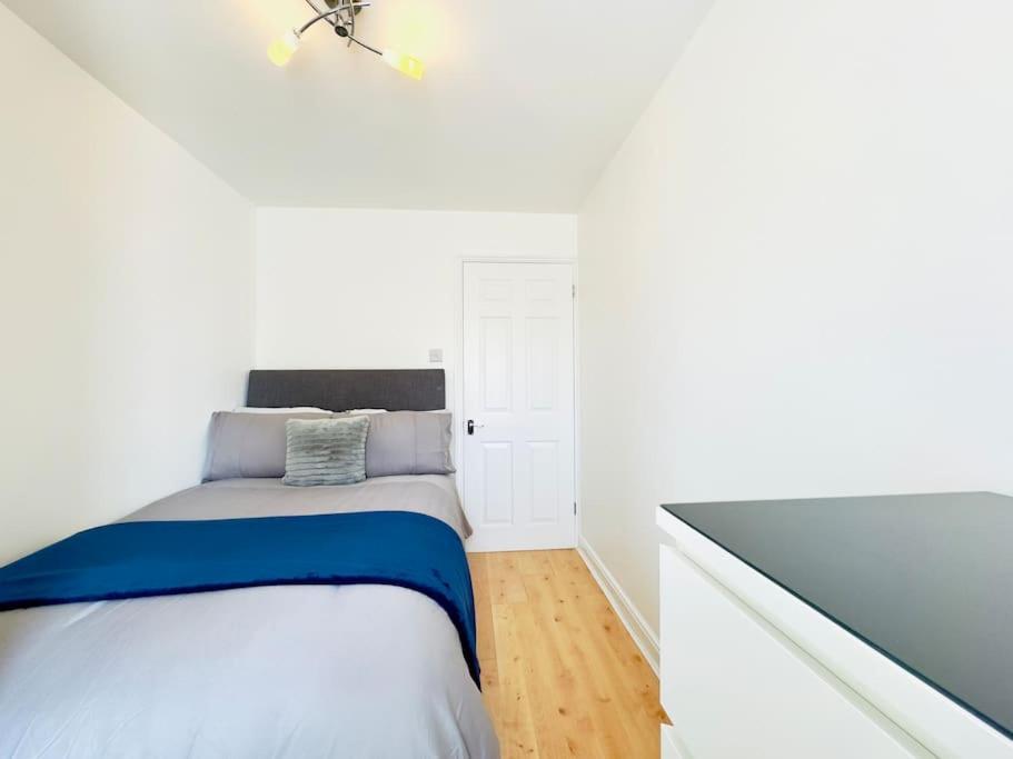 Thames View In Apartment London