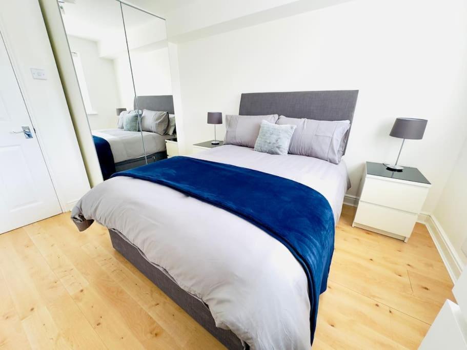 Thames View In Apartment London