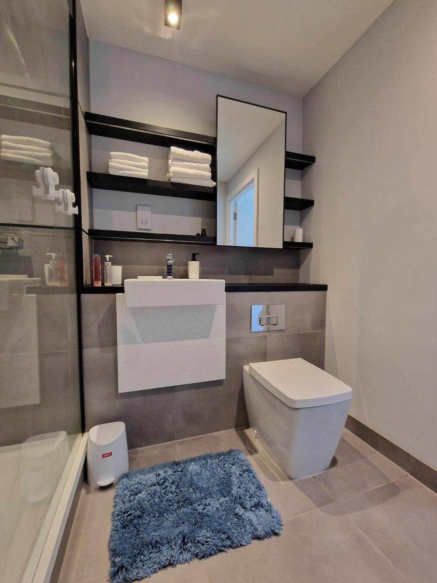 Lovely View Near Floor, 1gb Wifi, Near Canary Wharf, City, Stratford, Free Coffee, Snacks, Milk
