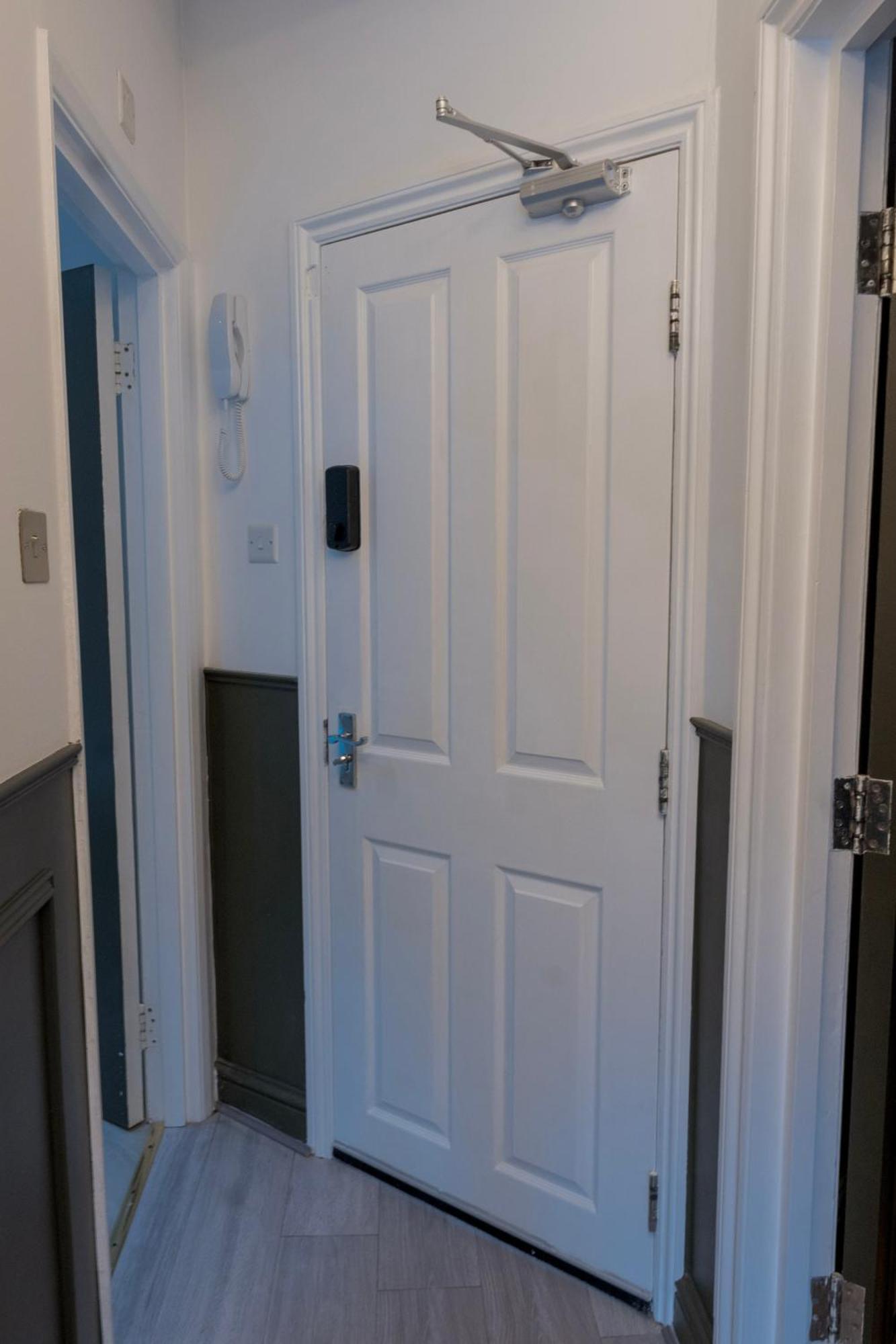 5c- Stylish Urban Retreat - Spacious 2 Bed Flat Apartment *