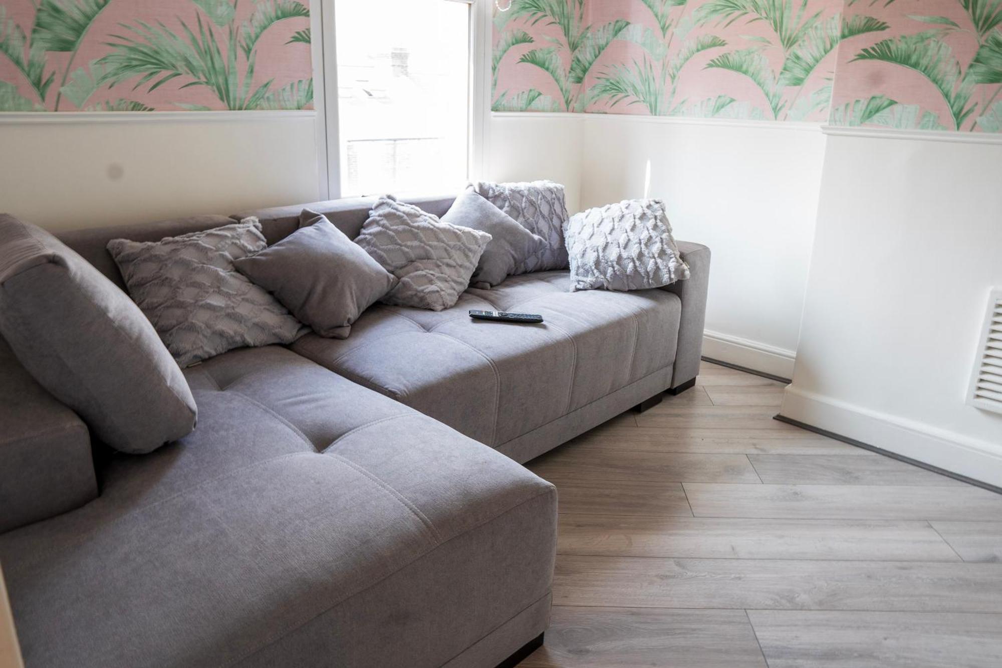 5c- Stylish Urban Retreat - Spacious 2 Bed Flat Apartment *