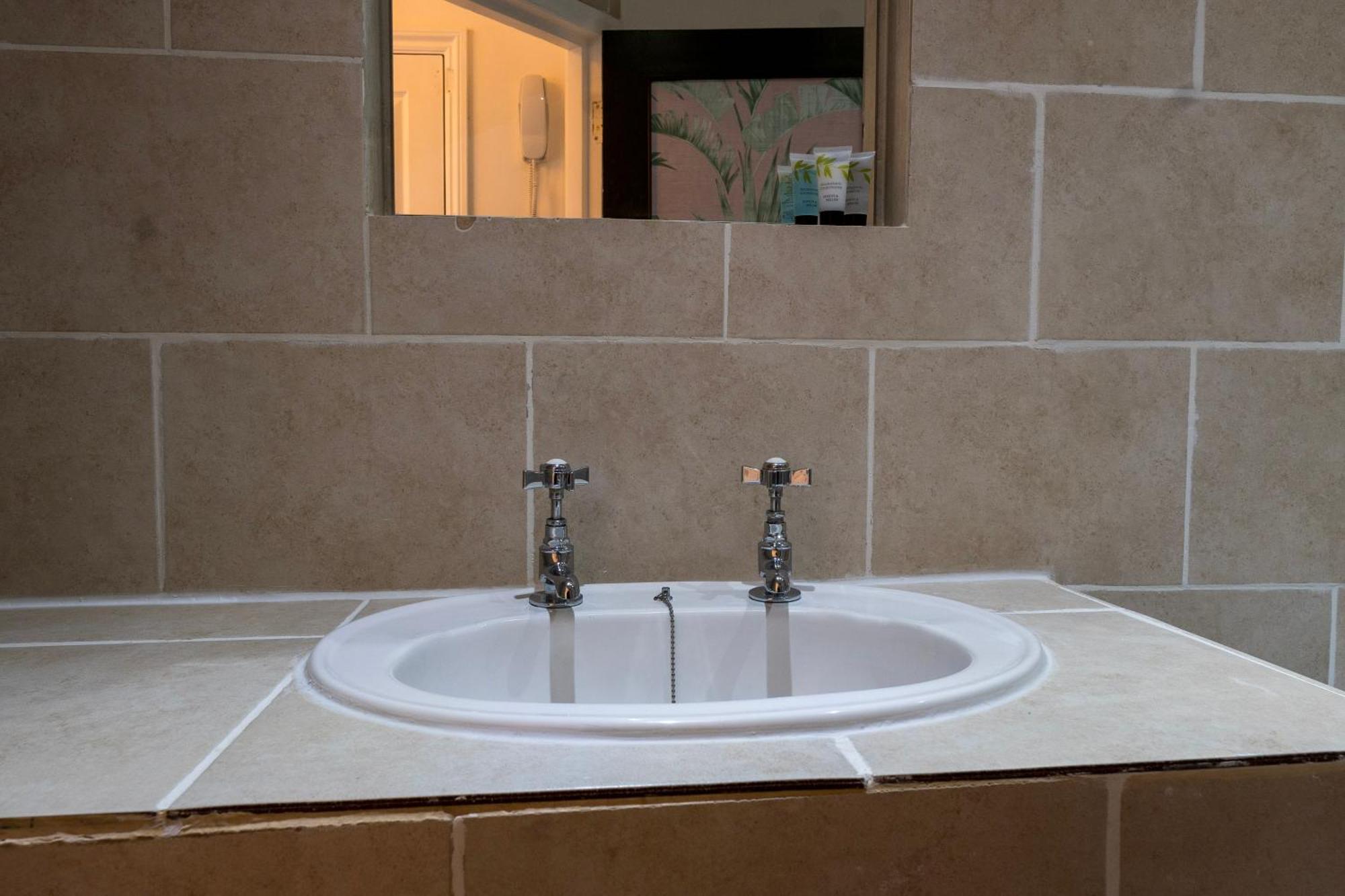 5c- Stylish Urban Retreat - Spacious 2 Bed Flat Apartment *