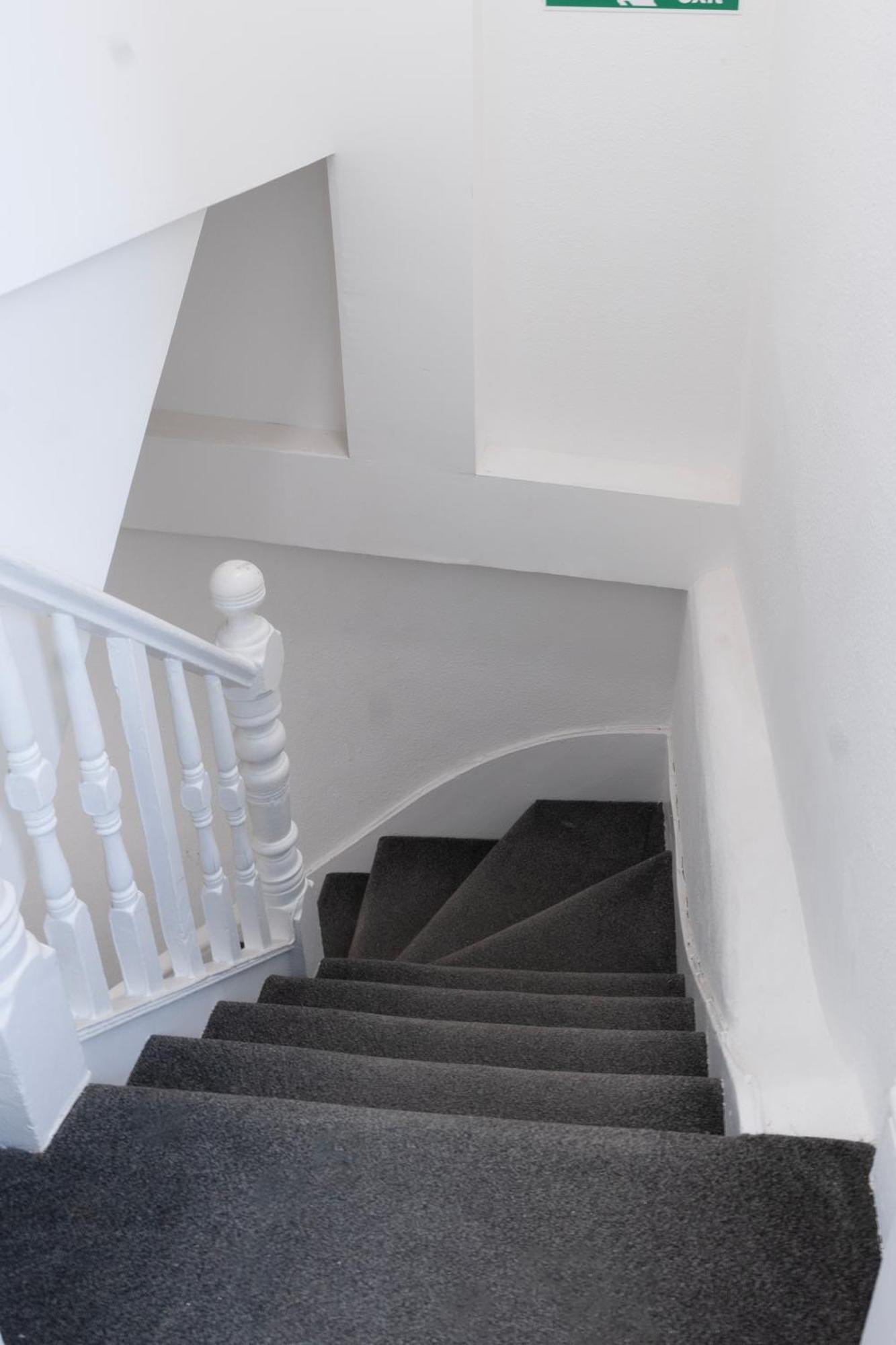 5c- Stylish Urban Retreat - Spacious 2 Bed Flat London