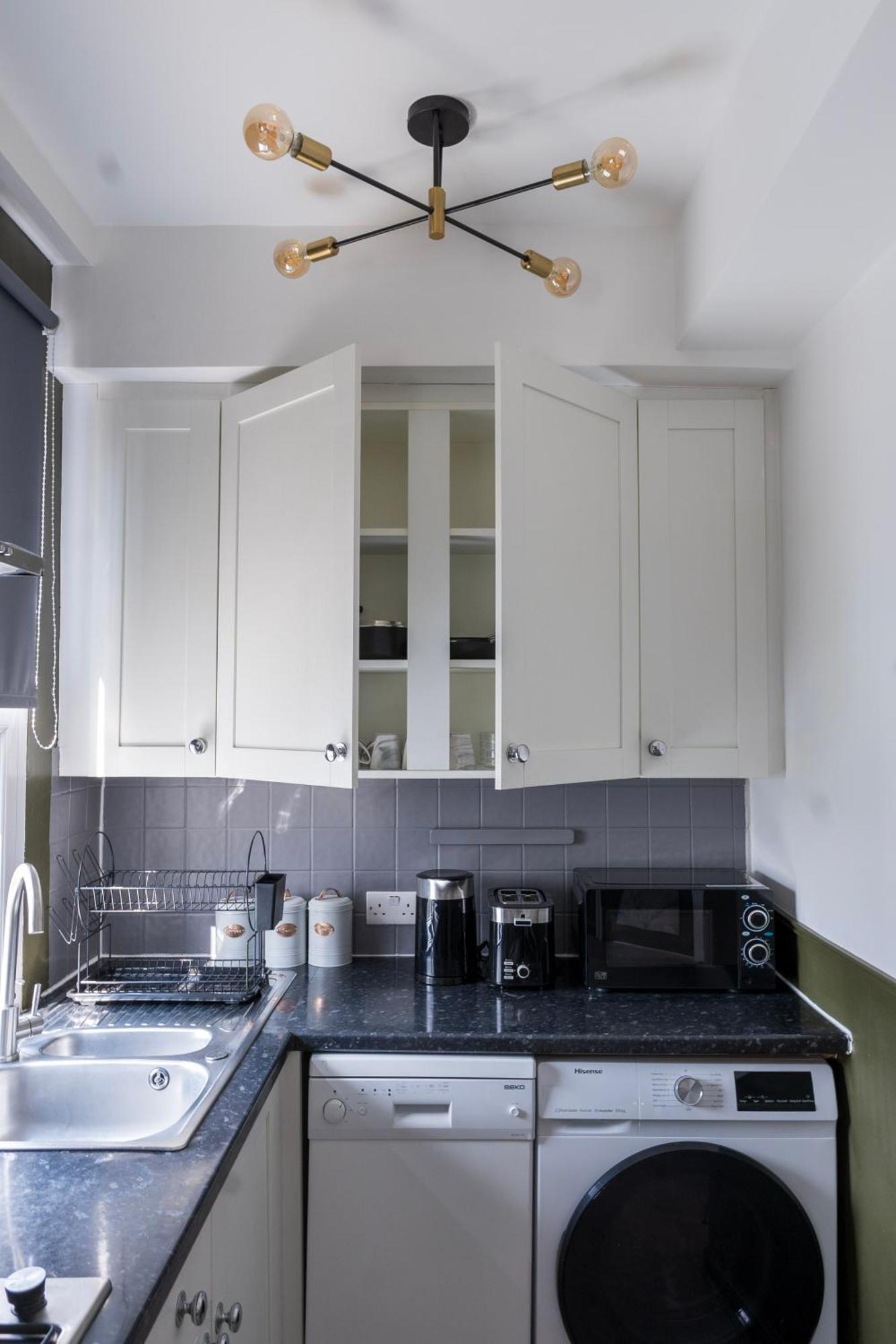5c- Stylish Urban Retreat - Spacious 2 Bed Flat Apartment *