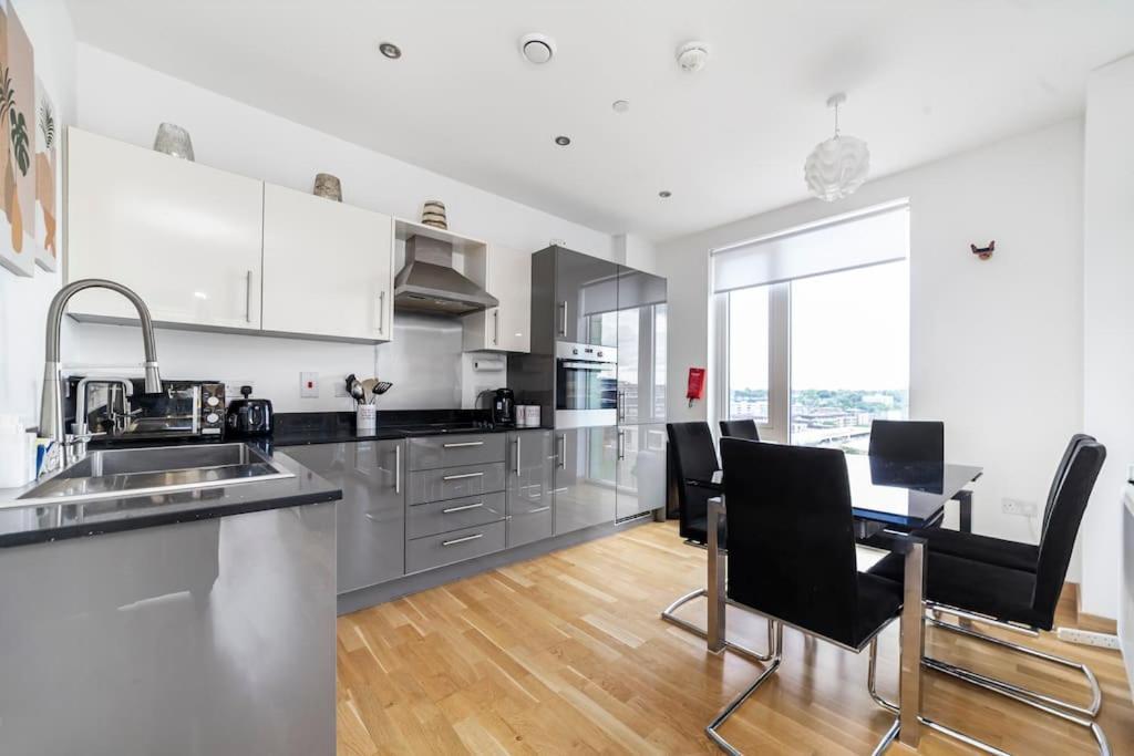 Modern 1-bed With Panoramic View In Londen