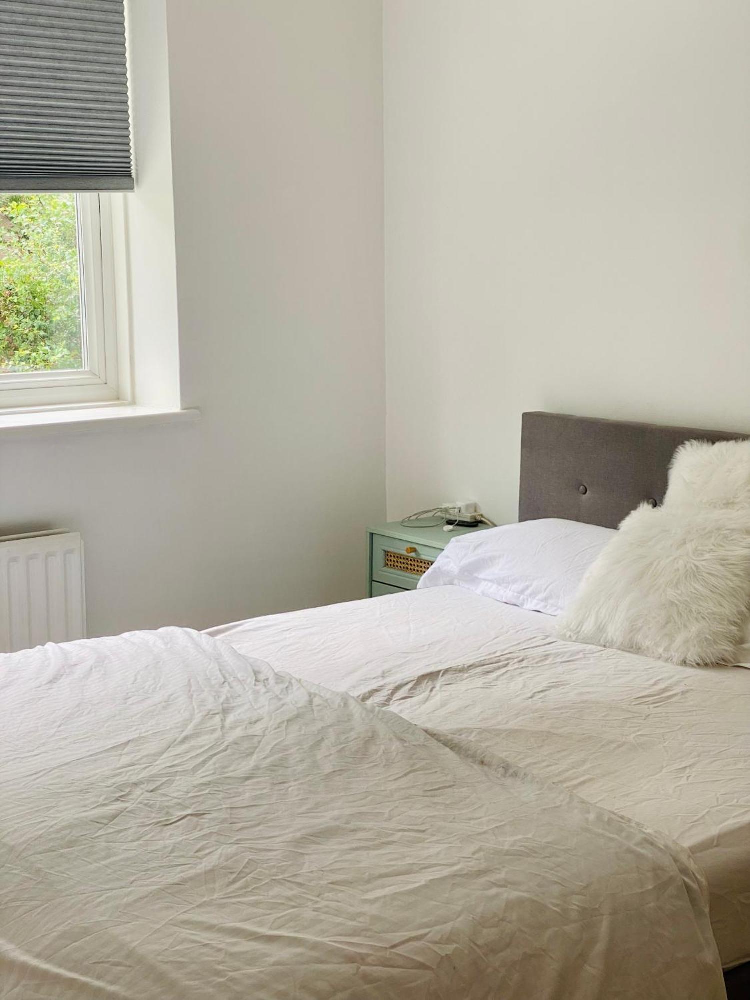 Richmond - Double Bedroom With Garden View