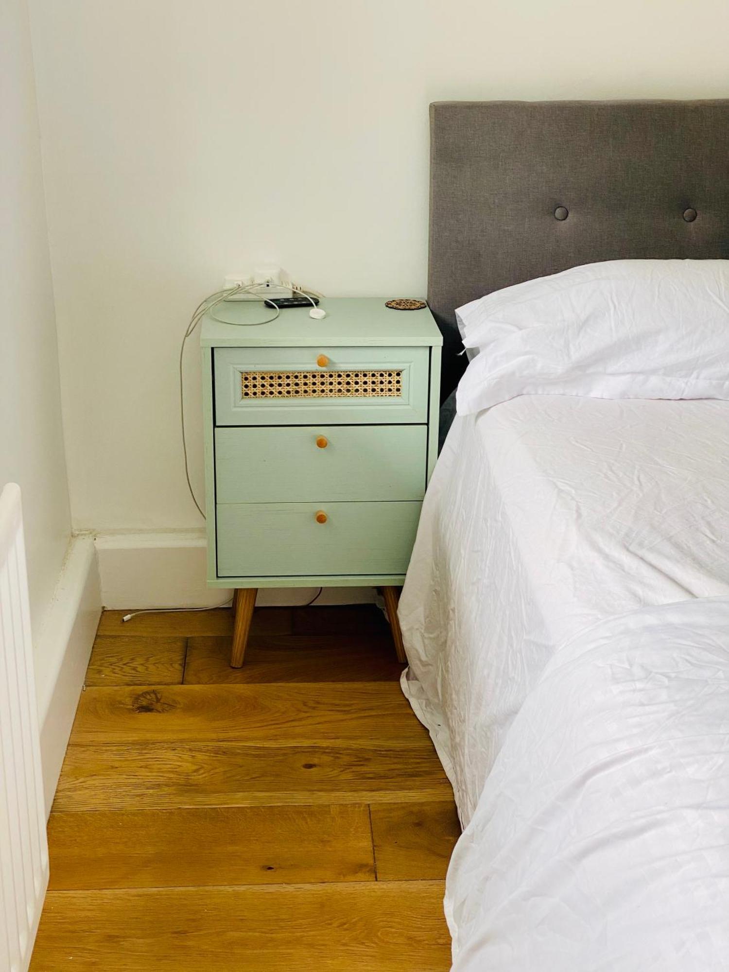 Richmond - Double Bedroom With Garden View *