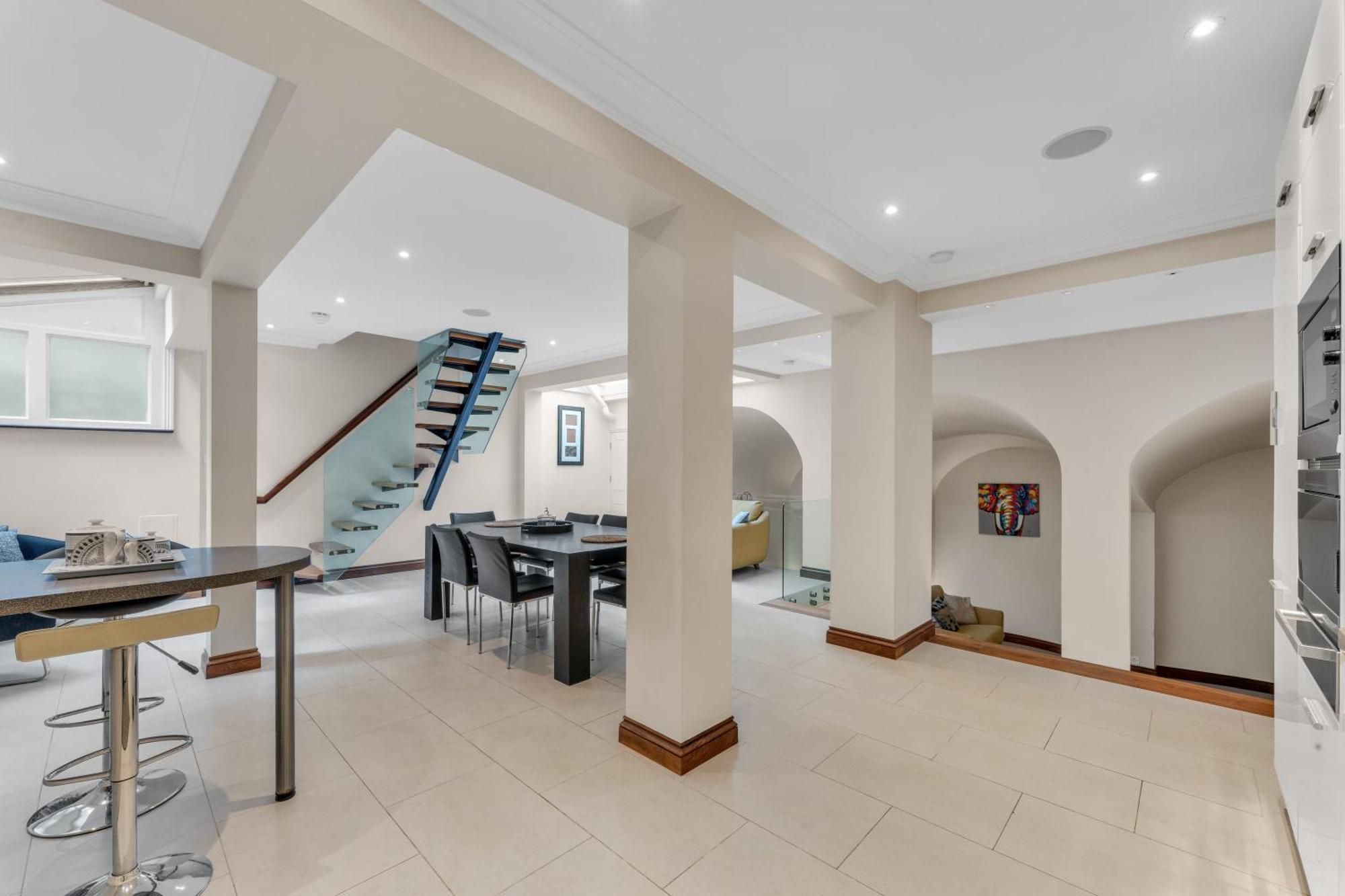3-bed Grand Triplex In Westminster *