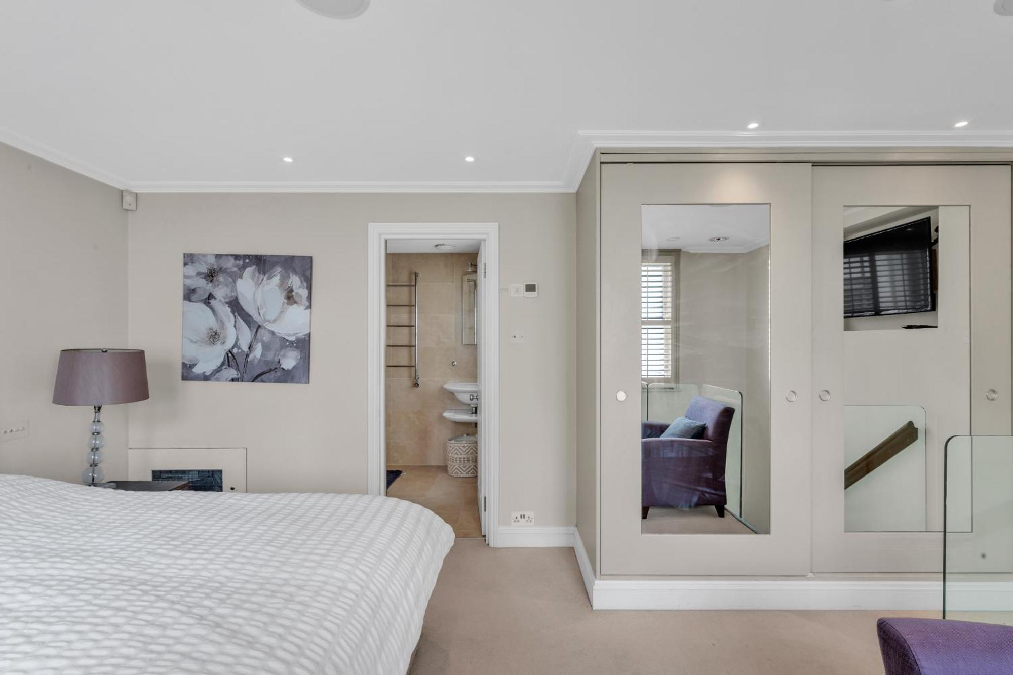 3-bed Grand Triplex In Westminster *