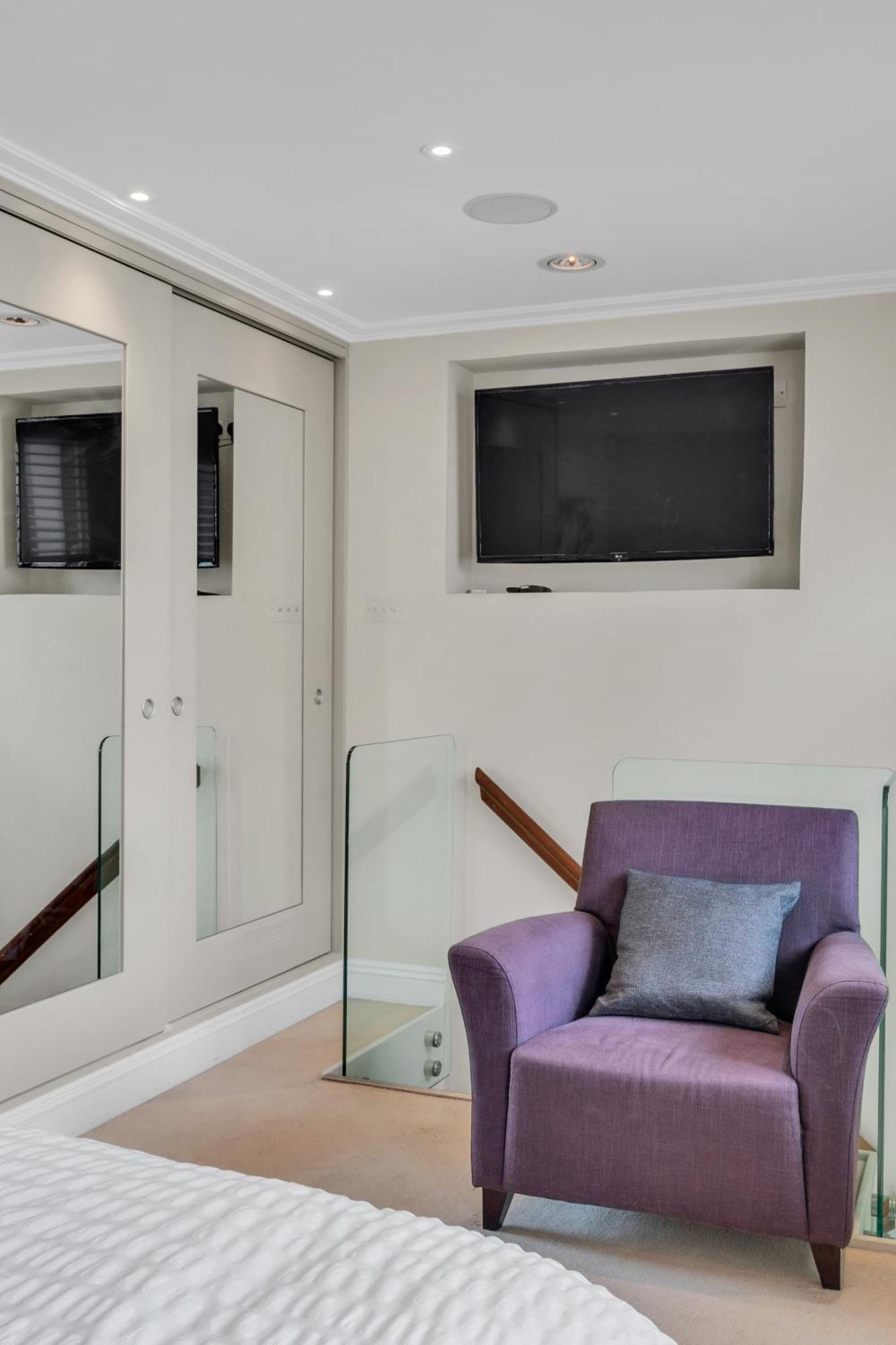 3-bed Grand Triplex In Westminster