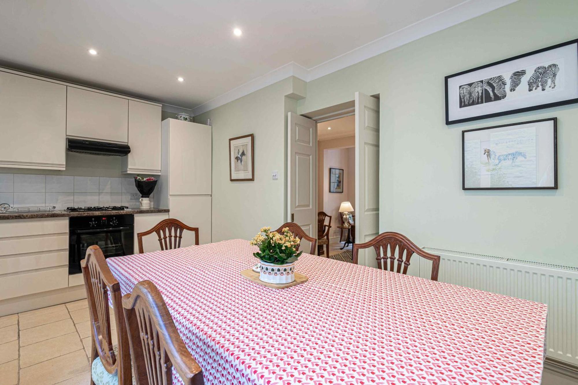 Exquisite Townhouse With Patio Londres