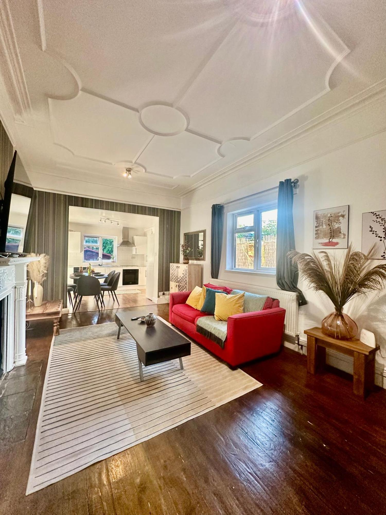 Lovely 2-3 Bedroom Flat In *