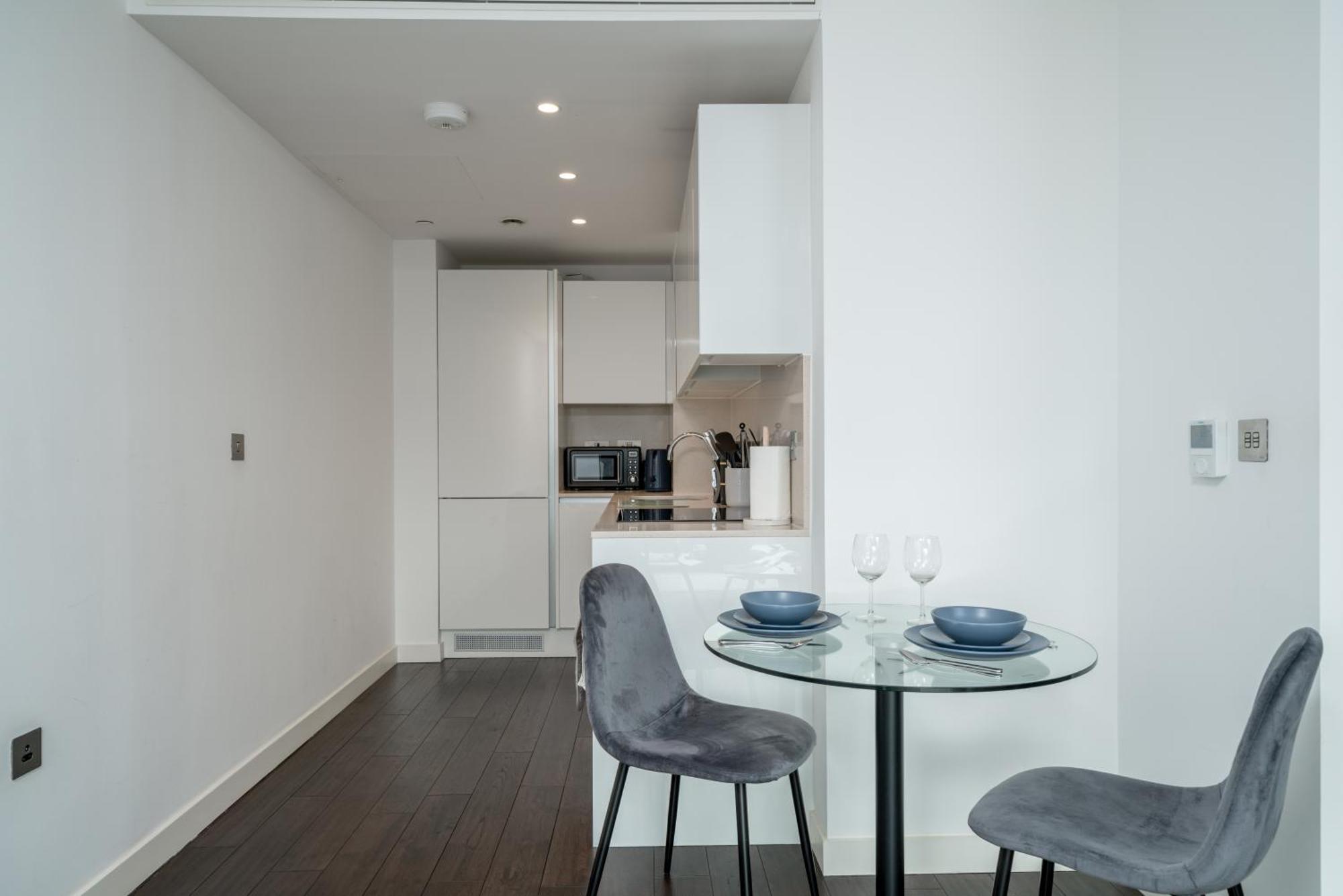 Luxury 1 Bed In Tower Hill Apartment *
