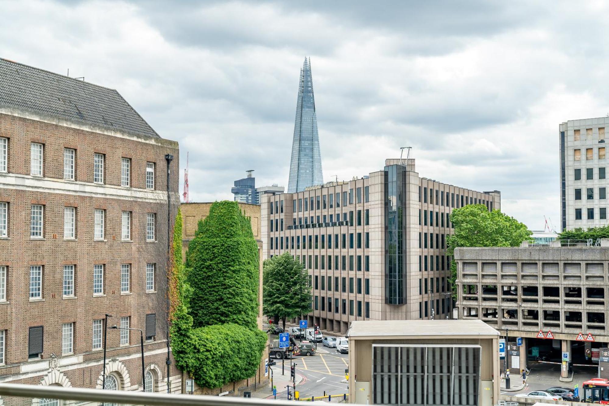 Luxury 1 Bed In Tower Hill Apartment London