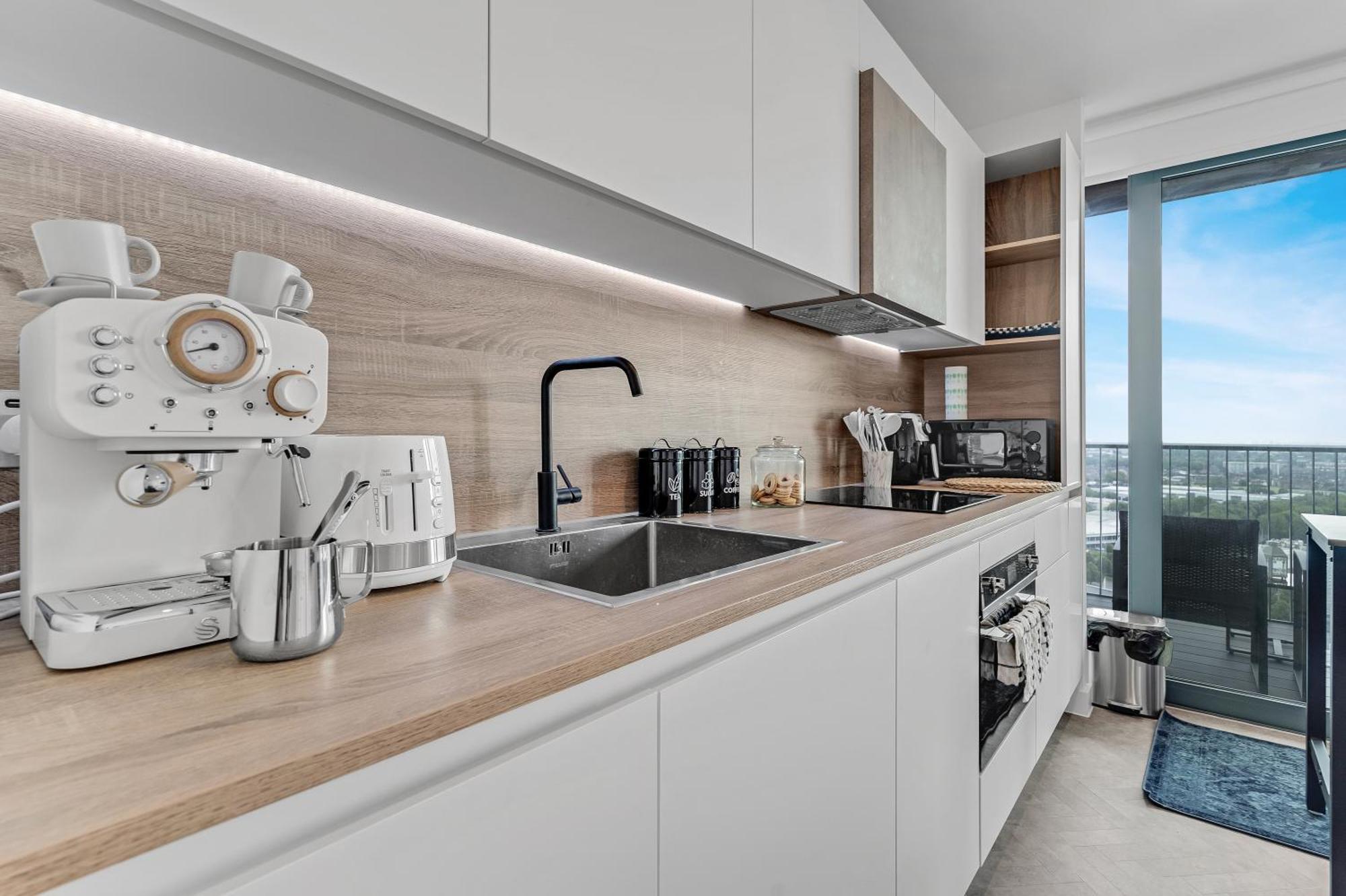 Lovely View Near Floor, 1gb Wifi, Near Canary Wharf, City, Stratford, Free Coffee, Snacks, Milk
