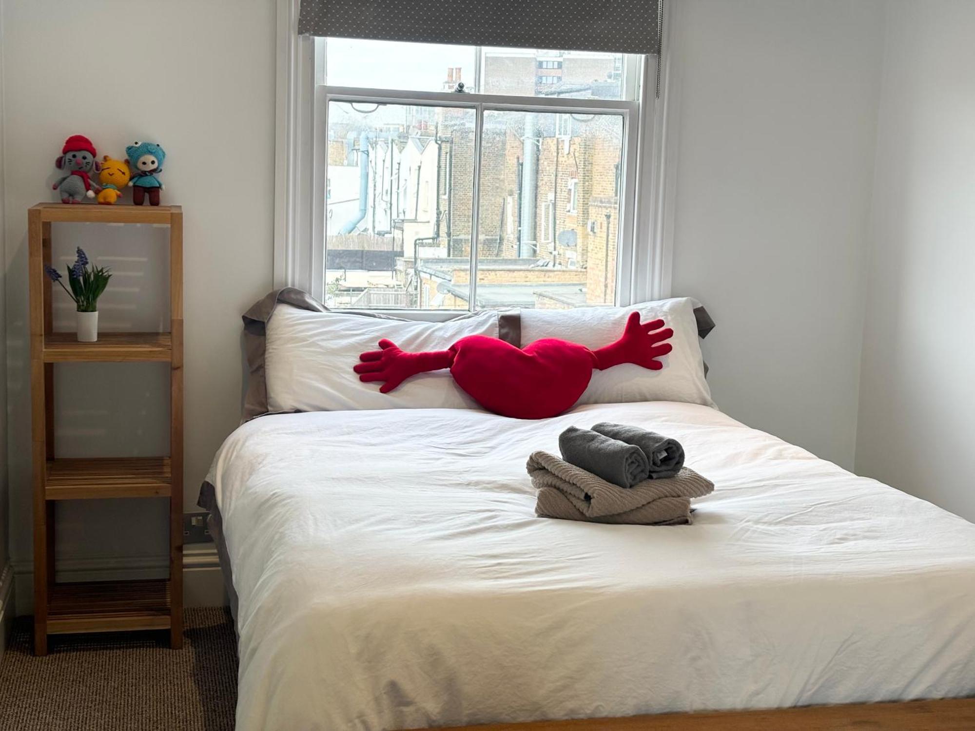 Victorian Modern Two Bedrooms Flat In West Kensington With Skyline View