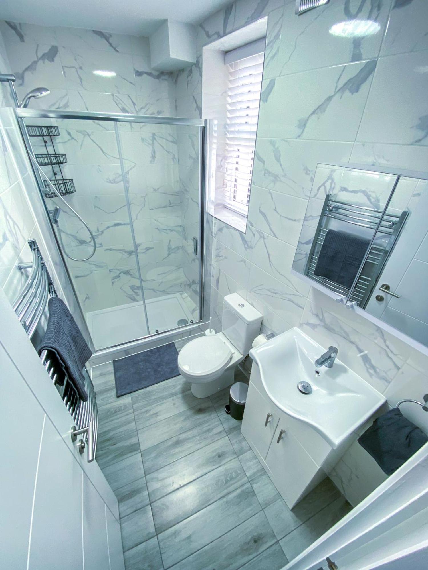 Modern 1-bedroom Flat, 5 Guest, - F2 *