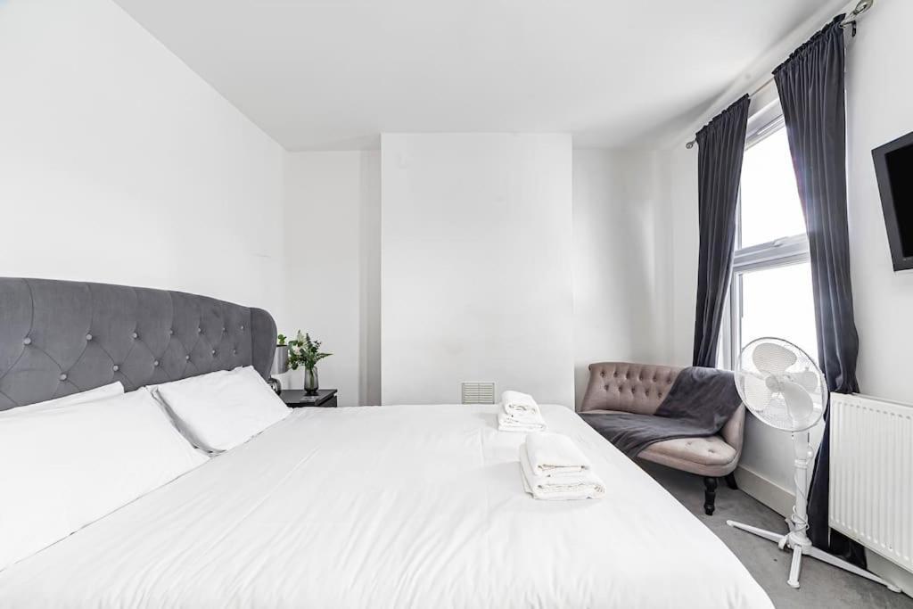 Spacious & Chic 3-bed House Near Central