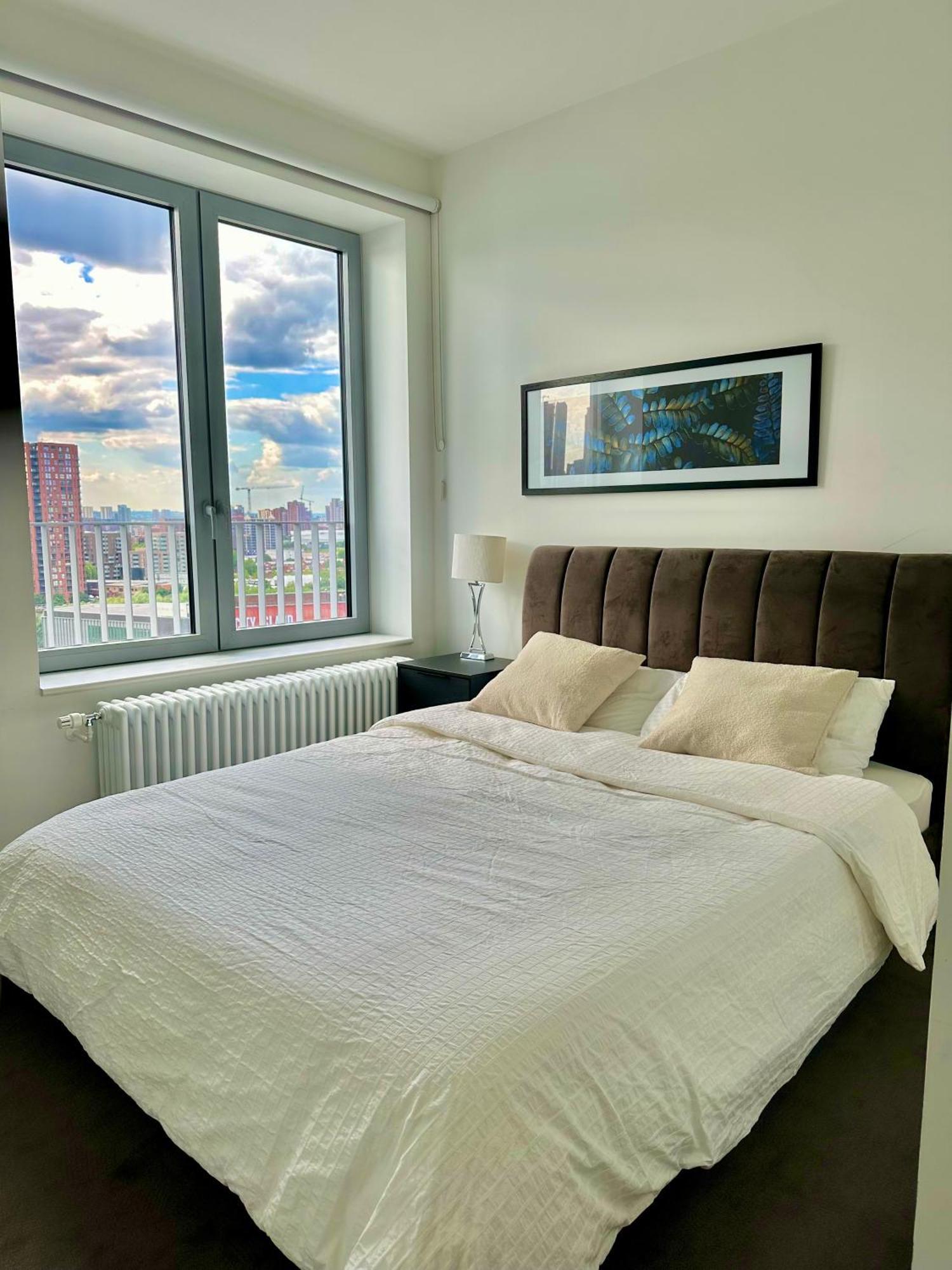 Beautiful View To Canary Wharf , O2 Arena , Near By Excel 3-beds Apartment London