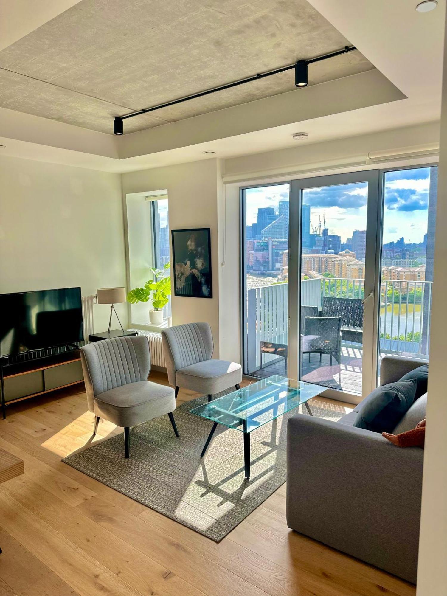 Beautiful View To Canary Wharf , O2 Arena , Near By Excel 3-beds Apartment *